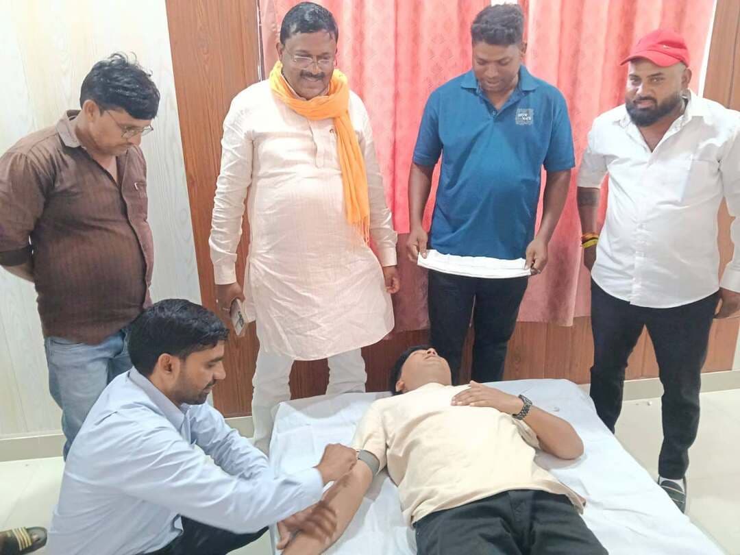 मोदी के जन्मदिन पर सेवा का संदेश, नील मणि के नेतृत्व में चार दर्जन से अधिक युवाओं ने किया रक्तदान
संतकबीर नगर। जिले के धनघटा विधानसभा क्षेत्र में प्रधानमंत्री नरेंद्र मोदी के जन्मदिन के अवसर पर भाजपा नेताओं और कार्यकर्ताओं ने सेवा एवं जनकल्याण से जुड़े कार्यक्रम आयोजित किए। इसी क्रम में धनघटा विधानसभा के पूर्व प्रत्याशी एवं भाजपा नेता नील मणि के नेतृत्व में हैसर बाजार धनघटा नगर पंचायत कार्यालय के सभागार में स्वैच्छिक रक्तदान शिविर का आयोजन किया गया।
शिविर का शुभारंभ भाजपा नेता नील मणि ने स्वयं रक्तदान करके किया। इसके बाद चार दर्जन से अधिक युवाओं ने उत्साहपूर्वक स्वैच्छिक रक्तदान किया। युवाओं ने रक्तदान के माध्यम से जरूरतमंदों की मदद और मानव सेवा का संदेश दिया।
इस अवसर पर नील मणि ने कहा कि प्रधानमंत्री नरेंद्र मोदी के जन्मदिन को सेवा और जनकल्याण के कार्यों के माध्यम से मनाना प्रेरणादायक है। उन्होंने रक्तदान करने वाले सभी युवाओं का आभार जताते हुए कहा कि रक्तदान किसी जरूरतमंद व्यक्ति का जीवन बचाने में महत्वपूर्ण भूमिका निभा सकता है।
कार्यक्रम में डा. मनोज शुक्ला, उत्तम चौधरी, जेपी यादव, अरविंद कुमार, श्रीकांत, शैलेन्द्र कुमार, प्रदीप सैनी, राजेश चतुर्वेदी, अवधेश उपाध्याय, अटल पांडे, अनिल कुमार, अविनाश मणि और आकाश सहित तमाम लोग मौजूद रहे।
ह