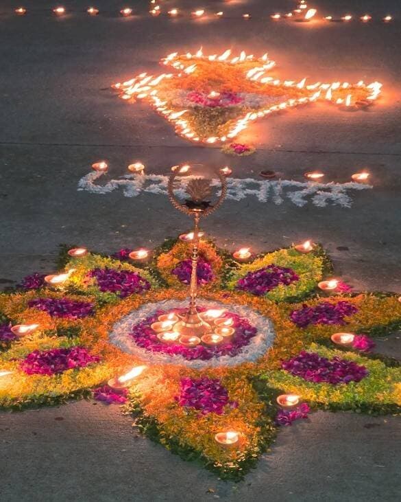 #Balrampur ! आशीर्वाद का दीया’ से जगमगाया बलरामपुर, जनपद में प्रज्वलित हुए 05 लाख से अधिक दीप...
प्रधानमंत्री श्री नरेंद्र मोदी के जन्मदिवस पर सेवा संकल्प अभियान के तहत वृहद स्तर पर आयोजित हुआ ‘आशीर्वाद का दीया’ कार्यक्रम...
प्रमुख स्थलों से लेकर परिषदीय विद्यालयों एवं आंगनबाड़ी केंद्रों तक हुआ दीप प्रज्वलन, विभिन्न जनकल्याणकारी योजनाओं के लाभार्थियों ने भी की सहभागिता...
दिनांक - 17 सितम्बर 2026
प्रधानमंत्री नरेंद्र मोदी के जन्मदिवस के अवसर पर जनपद बलरामपुर में सेवा संकल्प अभियान के अंतर्गत व्यापक जनसहभागिता के साथ ‘आशीर्वाद का दीया’ कार्यक्रम आयोजित किया गया। अभियान के तहत जनपद के शहरी एवं ग्रामीण क्षेत्रों में 05 लाख से अधिक दीप प्रज्वलित किए गए। बड़ी संख्या में विभिन्न जनकल्याणकारी योजनाओं के लाभार्थियों, छात्र-छात्राओं, शिक्षकों, आंगनबाड़ी कार्यकर्ताओं एवं आमजन ने दीप प्रज्वलित कर कार्यक्रम में सहभागिता की।
‘आशीर्वाद का दीया’ कार्यक्रम के अंतर्गत जनपद में पूर्व से चिन्हित प्रमुख स्थलों पर विशेष रूप से दीप प्रज्वलन कार्यक्रम आयोजित किए गए। इनमें देवीपाटन मंदिर कॉरिडोर, तुलसीपुर; माँ पाटेश्वरी राज्य विश्वविद्यालय, कोइलरा; अटल बिहारी शासकीय मेडिकल कॉलेज, रानी तालाब मंदिर, पूरब टोला, उतरौला के कस्तूरबा गांधी आवासीय बालिका विद्यालय, मुख्यमंत्री कम्पोजिट विद्यालय, एम वाई उस्मानी इंटर कॉलेज सहित सभी परिषदीय विद्यालयों, आंगनबाड़ी केंद्रों व विभिन्न प्रमुख स्थल शामिल रहे। इन स्थानों पर बड़ी संख्या में दीप प्रज्वलित किए गए।
इसके साथ ही जनपद के परिषदीय विद्यालयों एवं आंगनबाड़ी केंद्रों में भी ‘आशीर्वाद का दीया’ प्रज्वलित किया गया। शिक्षकों, छात्र-छात्राओं, आंगनबाड़ी कार्यकर्ताओं एवं स्थानीय लोगों ने कार्यक्रम में उत्साहपूर्वक भागीदारी की। ग्रामीण क्षेत्रों में भी अभियान को लेकर व्यापक उत्साह देखने को मिला।
सेवा संकल्प अभियान के अंतर्गत संचालित विभिन्न जनकल्याणकारी योजनाओं के लाभार्थियों की भी ‘आशीर्वाद का दीया’ कार्यक्रम में विशेष सहभागिता रही। लाभार्थियों द्वारा अपने-अपने क्षेत्रों में दीप प्रज्वलित कर कार्यक्रम में भाग लिया गया, जिससे अभियान ने व्यापक जनभागीदारी का स्वरूप लिया।
जनपद के विभिन्न शैक्षणिक संस्थानों एवं अन्य निर्धारित स्थलों पर भी दीप प्रज्वलन कार्यक्रम आयोजित किए गए। उतरौला, तुलसीपुर, बलरामपुर एवं सदर क्षेत्र के विभिन्न महाविद्यालयों, इंटर कॉलेजों, आईटीआई एवं पॉलिटेक्निक संस्थानों में विद्यार्थियों एवं युवाओं ने भी कार्यक्रम में सहभागिता की।
शहरी क्षेत्रों से लेकर सुदूर ग्रामीण अंचलों तक आयोजित कार्यक्रमों में 05 लाख से अधिक दीपों का प्रज्वलन सेवा संकल्प अभियान में जनपद की व्यापक भागीदारी का प्रतीक बना। विभिन्न विभागों द्वारा अपने स्तर से कार्यक्रम आयोजित करते हुए अधिक से अधिक लोगों को अभियान से जोड़ा गया।
‘आशीर्वाद का दीया’ कार्यक्रम के माध्यम से सेवा, जनकल्याण और जनभागीदारी का संदेश देते हुए पूरा जनपद दीपों की रोशनी से जगमगाया। पांच लाख से अधिक प्रज्वलित दीपों के साथ बलरामपुर में सेवा संकल्प अभियान व्यापक जनसहभागिता के उत्सव के रूप में दिखाई दिया।
#balrampur #dmbalrampur #DMBalrampur