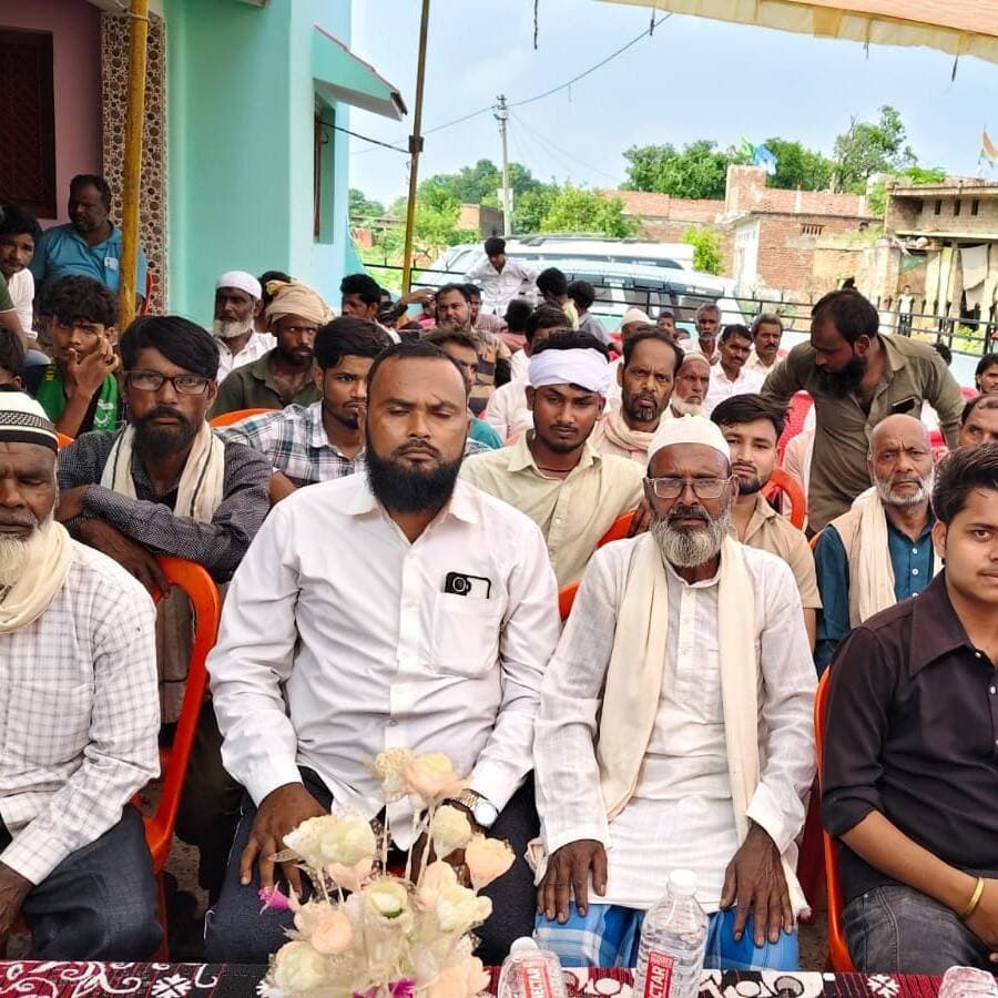#Balrampur ! #गैसड़ी में #AIMIM का सदस्यता अभियान: शमशाद आलम समर्थकों संग पार्टी में हुए शामिल, बूथ स्तर पर मजबूती का जताया संकल्प...
#गैसड़ी (#बलरामपुर):
विधानसभा क्षेत्र के चतुर नगर में ऑल इंडिया मजलिस-ए-इत्तेहादुल मुस्लिमीन (AIMIM) की एक महत्वपूर्ण बैठक और सदस्यता अभियान का आयोजन किया गया। जिला अध्यक्ष मोहम्मद सिराज शेख की अध्यक्षता में आयोजित इस कार्यक्रम में स्थानीय युवाओं और ग्रामीणों ने पार्टी का दामन थामा।
कार्यक्रम के दौरान चतुर नगर निवासी शमशाद आलम ने AIMIM की नीतियों और राष्ट्रीय अध्यक्ष असदुद्दीन ओवैसी के विचारों से प्रभावित होकर अपने दर्जनों समर्थकों के साथ पार्टी की प्राथमिक सदस्यता ग्रहण की। शामिल होने वालों में मुख्य रूप से सलमान, रबीउल हसन, जमाल, मुस्लिम, अजीम, जमील अहमद, अकबर अली और रज्जन शेख शामिल हैं।
पार्टी की सदस्यता लेने के बाद शमशाद आलम ने कहा, "बैरिस्टर असदुद्दीन ओवैसी देश में मुस्लिम समाज और वंचित वर्गों के हक व अधिकार की लड़ाई पूरी निडरता से लड़ते हैं। वह सबको साथ लेकर चलने की राजनीति में विश्वास रखते हैं।" उन्होंने आगे की रणनीति साझा करते हुए कहा कि वे गांव-गांव जाकर बूथ स्तर पर पार्टी के संगठन को खड़ा करेंगे और आगामी गैसड़ी विधानसभा चुनाव के लिए AIMIM प्रत्याशी के रूप में अपनी दावेदारी पेश करेंगे।
बैठक में संगठन की मजबूती और आगामी रणनीतियों पर विस्तार से चर्चा की गई। इस मौके पर मुख्य रूप से AIMIM के जिलाध्यक्ष मोहम्मद सिराज शेख, विधानसभा अध्यक्ष फतेह बहादुर खां, जिला महासचिव मकसूद, गुलाम रहमानी, तोहफा हाशमी, साबिर अली, अब्दुल सलाम, कमाल खान और शाहिद सहित सैकड़ों कार्यकर्ता व स्थानीय लोग मौजूद रहे।
#balrampur #aimim