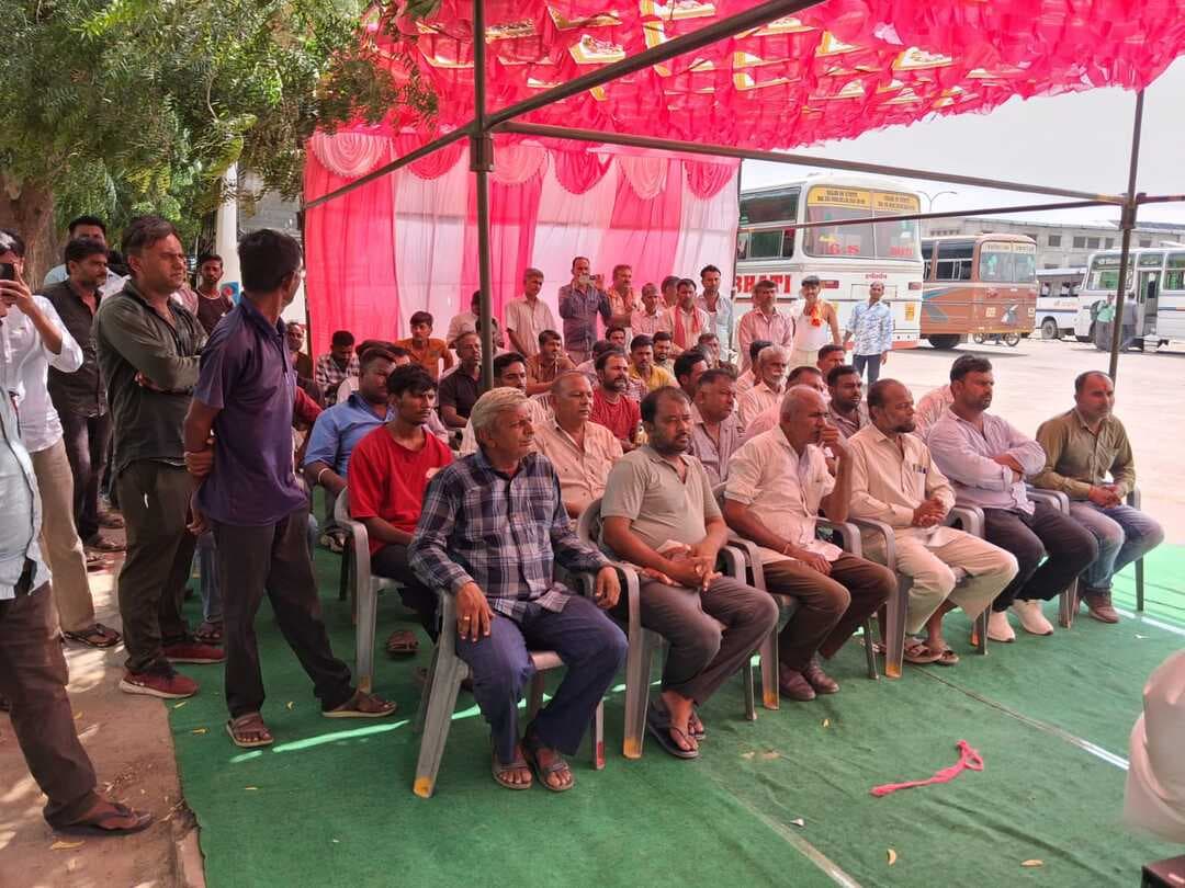 #बालोतरा: पुलिस द्वारा Driver Dignity Day 2026 का आयोजन।
वाहन चालकों को सम्मान एवं गरिमा का संदेश, सुरक्षित यातायात के लिए किया जागरूक।
यातायात नियमों की जानकारी देकर पुलिस प्रशासन ने हरसंभव सहयोग का दिया आश्वासन।
वाहन चालकों को दिलाई शपथ।
पुलिस अधीक्षक जिला बालोतरा श्री राजेश कुमार काॅवत आईपीएस ने बताया कि पुलिस मुख्यालय के निर्देशानुसार सुरक्षित, सुगम एवं व्यवस्थित सड़क परिवहन को बढ़ावा देने के उद्देश्य से दिनांक 17 सितम्बर 2026 को जिले में Driver Dignity Day 2026 का आयोजन किया गया।
कार्यक्रम के तहत जिला परिवहन अधिकारी, वाहन चालक यूनियन/संघों, वाहन चालकों, परिवहन एवं लॉजिस्टिक कंपनियों, आमजन, स्कूल, कॉलेज, शिक्षण संस्थानों एवं विभिन्न स्वयंसेवी संस्थाओं के समन्वय से व्यापक जनजागरूकता गतिविधियों का आयोजन किया गया।
अतिरिक्त पुलिस अधीक्षक बालोतरा श्री हरफूलसिंह आरपीएस एवं समस्त वृताधिकारीगण जिला बालोतरा के निकट सुपरविजन में जिले के विभिन्न स्थानों पर आयोजित कार्यक्रमों के दौरान वाहन चालकों को यातायात नियमों की विस्तृत जानकारी दी गई तथा पुलिस प्रशासन द्वारा उनकी समस्याओं के समाधान एवं हरसंभव सहयोग का आश्वासन दिया गया। Driver Dignity Day 2026 के अवसर पर वाहन चालकों के अमूल्य योगदान, सम्मान एवं गरिमा को रेखांकित करते हुए उन्हें सम्मानित किया गया तथा सड़क सुरक्षा के प्रति जागरूक रहने का संदेश दिया गया।
@policerajasthan
#BalotraPolice #DriverDignityDay #RoadSafety #TrafficAwareness