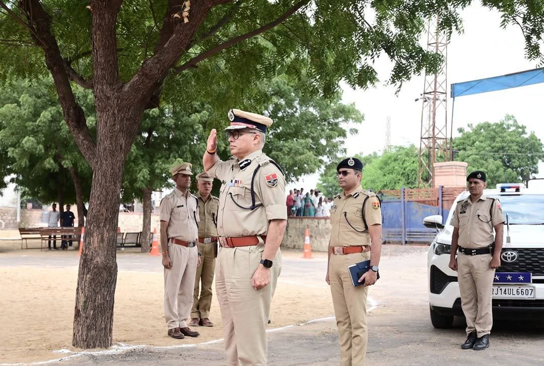 आमजन तक पुलिस की सीधी पहुंच और अपराधियों पर सख्त कार्रवाई—बालोतरा में DGP राजस्थान श्री राजीव कुमार शर्मा ने तय राजस्थान पुलिस की प्राथमिकताएं।
आज महानिदेशक पुलिस, राजस्थान श्री राजीव कुमार शर्मा ने बालोतरा जिले का दौरा कर पुलिस थाना सिणधरी का निरीक्षण किया। इस दौरान उन्होंने थाना परिसर एवं व्यवस्थाओं का जायजा लेते हुए पुलिस अधिकारियों एवं कार्मिकों से संवाद किया तथा कानून-व्यवस्था को और अधिक प्रभावी बनाने के लिए आवश्यक दिशा-निर्देश दिए।
निरीक्षण के दौरान डीजीपी श्री शर्मा ने आमजन के साथ नियमित संवाद बनाए रखने, प्राप्त परिवेदनाओं का त्वरित एवं संवेदनशील निस्तारण तथा जनविश्वास को और सुदृढ़ करने पर विशेष जोर दिया।
उन्होंने “बीट व्यवस्था” को सक्रिय एवं प्रभावी बनाए रखने के निर्देश देते हुए प्रत्येक बीट अधिकारी के पास अपने क्षेत्र के नागरिकों के संपर्क नंबर तथा आमजन के पास संबंधित बीट अधिकारी का संपर्क नंबर उपलब्ध होने की व्यवस्था सुनिश्चित करने को कहा, ताकि आवश्यकता पड़ने पर पुलिस सहायता तत्काल उपलब्ध हो सके।
साथ ही मादक पदार्थों की रोकथाम को सर्वोच्च प्राथमिकता देते हुए नशे के अवैध कारोबार में संलिप्त व्यक्तियों के विरुद्ध कठोर एवं प्रभावी कार्रवाई तथा ऐसे अपराधों पर प्रभावी अंकुश लगाने के निर्देश दिए।
साइबर अपराधों की रोकथाम के लिए आमजन को साइबर सुरक्षा के प्रति अधिकाधिक जागरूक करने, राजस्थान पुलिस के आधिकारिक सोशल मीडिया प्लेटफॉर्म से जुड़ने तथा सोशल मीडिया के माध्यम से साइबर सुरक्षा, महिला सुरक्षा, नशे के दुष्प्रभाव एवं अन्य जनहितकारी विषयों का व्यापक प्रचार-प्रसार सुनिश्चित करने पर भी जोर दिया गया।
इस दौरान महानिरीक्षक पुलिस रेंज जोधपुर श्री सत्येन्द्र सिंह, उप महानिरीक्षक श्री कुंवर राष्ट्रदीप, जिला कलेक्टर बालोतरा श्री सुशील कुमार, पुलिस अधीक्षक बाड़मेर श्री चूनाराम जाट एवं पुलिस अधीक्षक बालोतरा श्री राजेश कुमार कांवट सहित अन्य वरिष्ठ अधिकारीगण उपस्थित रहे।
#RajasthanPolice #BalotraPolice #BeatSystem #CyberSafety #DrugFreeRajasthan