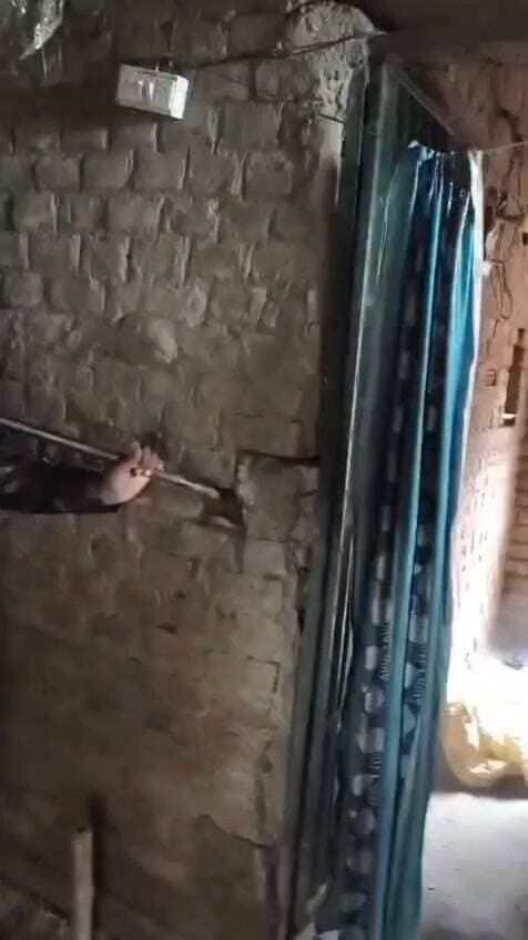 उदवंतनगर थानां पुलिस ने क्षेत्र में फरार आरोपी के घर कुर्की जप्ती की करवाई की गई