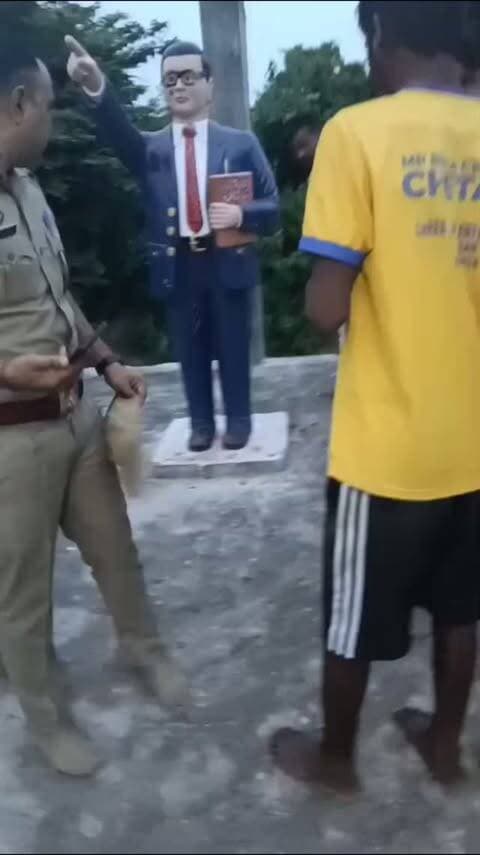 बांगरमऊ के रघुरामपुर में दूसरी बार बाबा साहेब की प्रतिमा खंडित, ग्रामीणों में भारी उबाल, मूर्ति स्थल पर ही धरने पर बैठे ग्रामीण, पुलिस की कार्यशैली पर गंभीर सवाल*
रिपोर्ट ब्यूरो चीफ उन्नाव
*उन्नाव/बांगरमऊ / गंज मुरादाबाद:* जनपद उन्नाव के बांगरमऊ तहसील क्षेत्र के अंतर्गत विकास खंड गंज मुरादाबाद की ग्राम पंचायत रघुरामपुर में अराजक तत्वों ने एक बार फिर बड़ी घटना को अंजाम दिया है। यहां लगी भारत रत्न बाबा साहेब डॉ. भीमराव अंबेडकर जी की प्रतिमा को दूसरी बार खंडित कर दिया गया।
*दूसरी बार हुई वारदात से ग्रामीणों में भारी आक्रोश*
ग्रामीणों ने बताया कि कुछ महीनों पहले भी इसी प्रतिमा को क्षतिग्रस्त किया गया था। उस समय पुलिस मौके पर आई थी और ग्रामीणों को समझा-बुझाकर और पूजा-पाठ कराकर मामले को शांत करा दिया था, लेकिन दोषियों पर कोई सख्त कार्रवाई नहीं हुई। पुलिस की इसी लापरवाही के चलते अराजक तत्वों के हौसले बुलंद हो गए और उन्होंने दूसरी बार फिर प्�