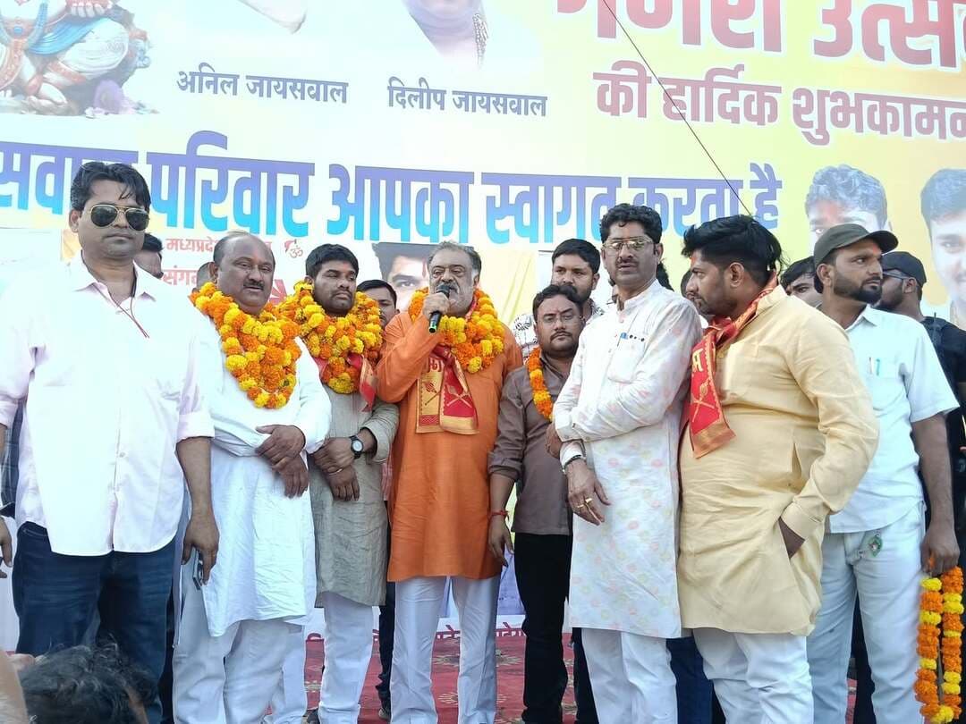 सतना में गूंजा महासंगम शंखनाद, भव्य रैली ने बांधा एकता का संदेश
,,,,,,,,,,,,,,,,,,,,,,,
पंडित रविकांत तिवारी के नेतृत्व में महासंगम शंखनाद रैली का भव्य आयोजन — हजारों युवाओं, वरिष्ठजनों एवं सर्वसमाज की सहभागिता से गूंजा सतना
चौराहे-चौराहे हुआ भव्य स्वागत, पुष्पवर्षा से रैली का अभिनंदन; राष्ट्रीय अध्यक्ष पंडित संजय त्रिपाठी जी की विशेष उपस्थिति ने बढ़ाया उत्साह
सतना, 17 सितंबर।
परशुराम कल्याण बोर्ड, मध्य प्रदेश शासन से संबंधित योजनाओं एवं जनकल्याणकारी उद्देश्यों के प्रति समाज को जागरूक करने के उद्देश्य से आज सतना शहर में महासंगम शंखनाद रैली का भव्य आयोजन किया गया। रैली का नेतृत्व महाकौशल प्रांत प्रभारी पंडित रविकांत तिवारी ने किया।
रैली में सतना जिले सहित शहरभर से बड़ी संख्या में युवा, वरिष्ठजन एवं विभिन्न समाजों के लोग शामिल हुए। उत्साह और उमंग से भरे माहौल में निकली इस रैली ने पूरे शहर का ध्यान आकर्षित किया। रैली के दौरान शंखनाद, जयघोष और समाजजनों की सहभागिता से वातावरण उत्साहपूर्ण नजर आया।
चौराहे-चौराहे हुआ भव्य स्वागत, पुष्पवर्षा से अभिनंदन
महासंगम शंखनाद रैली के दौरान शहर के विभिन्न चौराहों पर समाजजनों एवं युवाओं ने पंडित रविकांत तिवारी जी का भक्ति-भाव, उत्साह एवं गर्मजोशी के साथ स्वागत किया। विशेष रूप से हमारे चौराहे पर भी उनका भव्य स्वागत किया गया।
स्थानीय नागरिकों, युवाओं एवं सर्वसमाज के लोगों ने पुष्पवर्षा कर उनका अभिनंदन किया तथा रैली के प्रति अपना समर्थन एवं सहयोग व्यक्त किया। जगह-जगह हुए स्वागत से रैली का उत्साह और भी बढ़ता दिखाई दिया।
राष्ट्रीय अध्यक्ष पंडित संजय त्रिपाठी जी की विशेष उपस्थिति
महासंगम शंखनाद रैली में अखिल भारतीय ब्राह्मण समाज के राष्ट्रीय अध्यक्ष पंडित श्री संजय त्रिपाठी जी (दादा भाई) विशेष रूप से उपस्थित रहे। उन्होंने रैली में सहभागिता कर आयोजन को सफल बनाने में अपना सहयोग प्रदान किया तथा पंडित रविकांत तिवारी जी को अपना आशीर्वाद दिया।
पंडित संजय त्रिपाठी जी के आगमन से कार्यकर्ताओं, युवाओं एवं समाजजनों में विशेष उत्साह देखने को मिला। उपस्थित लोगों ने पूरे उत्साह के साथ उनका स्वागत एवं अभिनंदन किया।
बड़ी संख्या में वरिष्ठजन एवं युवाओं ने की सहभागिता
शंखनाद रैली में सुभाष शर्मा (डोली भैया), मनीष तिवारी, राजा तिवारी, देवेंद्र तिवारी, शिवशंकर गर्ग, विक्रांत त्रिपाठी, स्वतंत्र मिश्रा, सत्येंद्र पांडे, महेंद्र अग्निहोत्री, विपिन त्रिवेदी, प्रमोद त्रिपाठी, आदित्य मिश्रा, आशीष तिवारी तिगरा, अनुप्रिया सिटी कार, सौरभ पाठक, आदर्श नगर, आनंद पांडे बगहा, प्रकाश शर्मा बरखेड़ा, बृजेश मिश्रा, विक्कू भाई, रवि मिश्रा, गुड्डा पांडे विपिन द्विवेदी इस तुषार द्विवेदी रितेश त्रिपाठी धीरू मिश्रा समस्त भाई एक होकर भव्य स्वागत किया प्रेम नर्सिंग होम के पास और अपना रितेश भाई ने बेहतरीन स्पीच भी दिया ब्राह्मण को एक करने के संबंध में,सहित अनेक वरिष्ठजनों एवं युवाओं ने सहभागिता की।
एकता, जागरूकता और जनकल्याण का संदेश
महासंगम शंखनाद रैली के माध्यम से समाज में एकता, जागरूकता, सहभागिता एवं जनकल्याण का संदेश देने का प्रयास किया गया। रैली में युवाओं की बड़ी भागीदारी ने आयोजन में विशेष ऊर्जा और उत्साह का संचार किया।
परशुराम कल्याण बोर्ड से संबंधित जनकल्याणकारी योजनाओं तथा उनके लाभ जरूरतमंद परिवारों तक पहुंचाने और समाज में योजनाओं के प्रति जागरूकता बढ़ाने की दिशा में भी आयोजन को महत्वपूर्ण बताया गया।
सतना शहर में निकली इस भव्य रैली के दौरान जगह-जगह हुआ स्वागत, पुष्पवर्षा, युवाओं का उत्साह और सर्वसमाज की सहभागियों हजारों की संख्या में लोग उपस्थित रहे