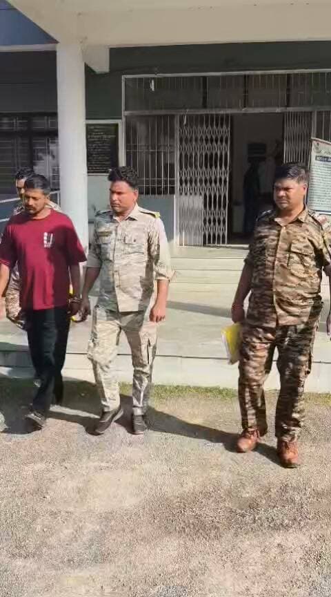 सतना। 3 देशी कट्टा,7 जिंदा कारतूस के साथ पकड़ा गया अवैध असलहे सप्लायर मनीष सिंह परिहार,चित्रकूट थाना प्रभारी नीलेश तिवारी की अगुवाई में पुलिस टीम को मिली सफलता, आरोपी मनीष के खिलाफ पूर्व से दर्ज है कई आपराधिक प्रकरण,नशे की तस्करी के खेल का भी बड़ा खिलाड़ी है मनीष।