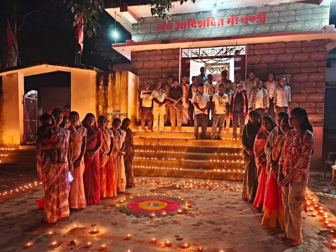 ‘आशीर्वाद का दीया’ से जगमगाया मालखरौदा, सेवा-संकल्प के संदेश से गूंजा ग्राम सिंघरा
जय आदिशक्ति मां चंडी सहित मंदिरों, पंचायत भवनों, पीएम आवास, चौराहों और अमृत सरोवरों में हुआ दीप प्रज्वलन; ग्रामीणों, महिलाओं और युवाओं ने बढ़-चढ़कर लिया हिस्सा
#सेवा_संकल्प_अभियान #आशीर्वाद_का_दीया #AshirwadKaDiya #SevaSankalpAbhiyan #SevaSankalp JanSeva JanBhagidari