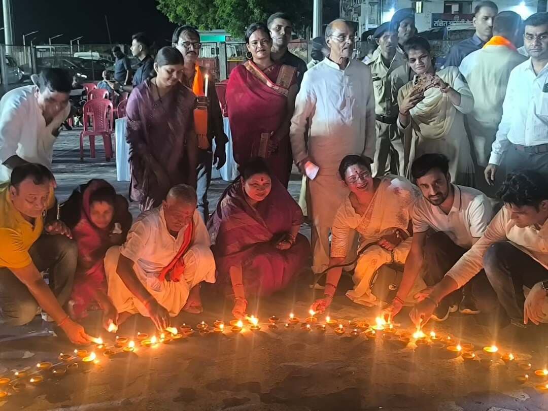 7100 दीपों से जगमगाया सक्ती जिले का दीनदयाल उपाध्याय स्टेडियम, सेवा संकल्प का दिया बना जनभागीदारी का प्रतीक
‘आशीर्वाद का दीया’ कार्यक्रम में सांसद श्रीमती कमलेश जांगड़े रहीं विशिष्ट अतिथि, सेवा-समर्पण और सुशासन का दीया जनभागीदारी के साथ हुआ प्रज्वलित
#सेवा_संकल्प_अभियान #आशीर्वाद_का_दीया #AshirwadKaDiya #SevaSankalpAbhiyan #SevaSankalp