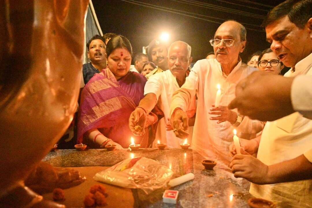 अटल परिसर में सांसद, कलेक्टर सहित जनप्रतिनिधियों एवं अधिकारियों ने प्रज्वलित किए दीप
सेवा संकल्प अभियान के तहत दीप प्रज्वलन कार्यक्रम में उमड़ी जनभागीदारी, ‘अटल अमर रहें, मोदी दीर्घायु रहें’ के नारों से गूंजा परिसर
#सेवा_संकल्प_अभियान #आशीर्वाद_का_दीया #AshirwadKaDiya #SevaSankalpAbhiyan #SevaSankalp