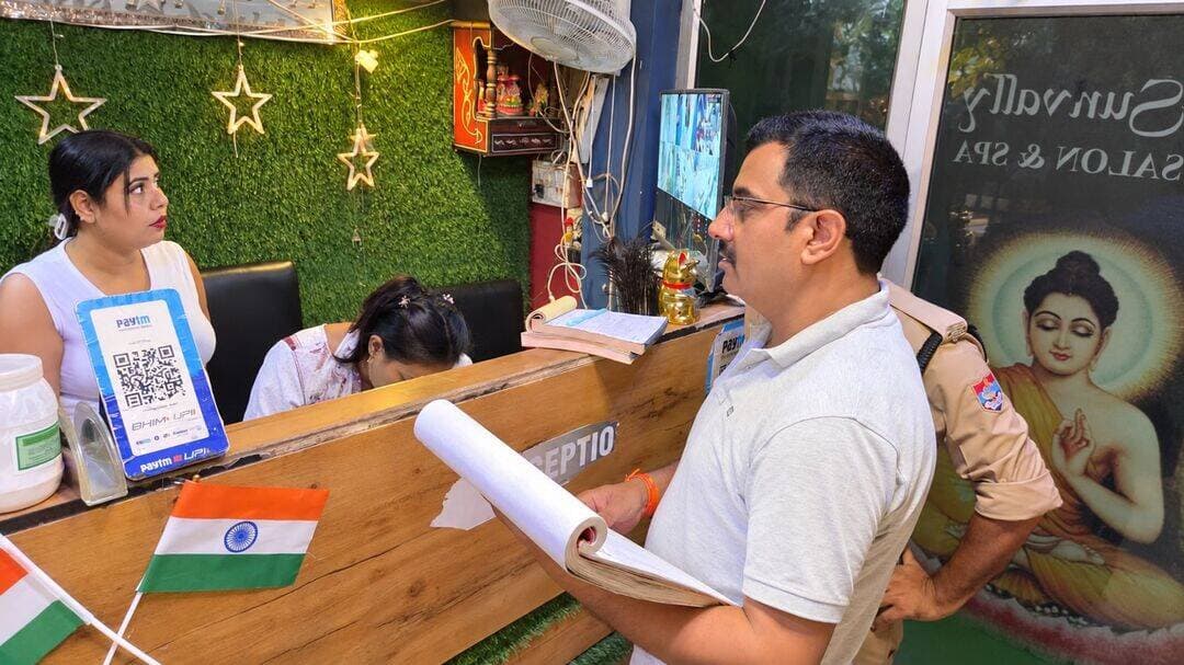 स्पा सेंटरों पर पुलिस की छापेमारी, सत्यापन में लापरवाही पर कार्रवाई...see more