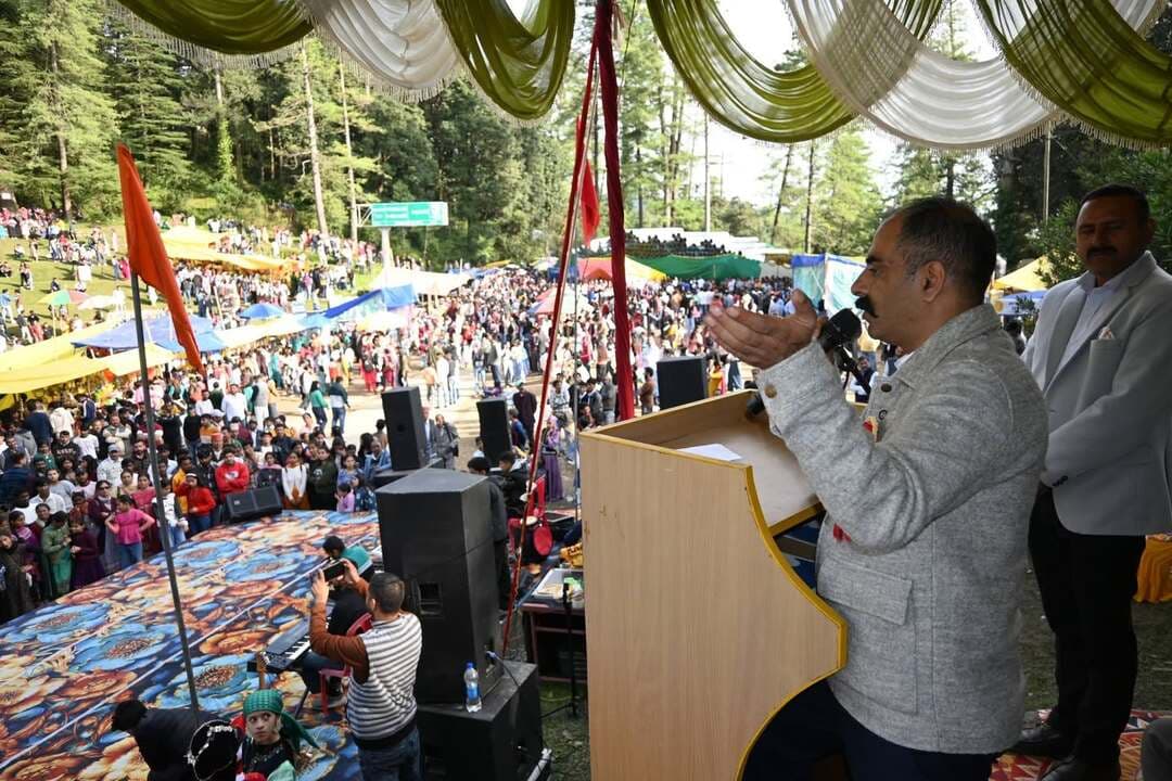 अनिरुद्ध सिंह तलाई में आयोजित सायर मेले में हुए शामिल*
*कहा…. पौराणिक मेलों को जीवंत रखना हम सभी का कर्तव्य ताकि आने वाली पीढ़ी को मिल सके पौराणिक संस्कृति एवं परंपराओं की जानकारी*
ग्रामीण विकास एवं पंचायती राज मंत्री अनिरूद्ध सिंह आज कसुंपटी विधानसभा क्षेत्र के मशोबरा स्थित तलाई में आयोजित सायर मेले में मुख्यातिथि के रूप में शामिल हुए। उन्होंने भद्रकाली माता तलाई के मंदिर में पूजा अर्चना की और माता का आशीर्वाद प्राप्त किया।
इस अवसर पर उन्होंने सायर मेले में उपस्थित सभी मेला प्रेमियों को बधाई देते हुए कहा कि हिमाचल प्रदेश एक बहु सांस्कृतिक और बहुभाषी राज्य है। यहां की संस्कृति, पारंपरिक लोक नृत्य, संगीत, कलाकृतियाँ एवं परंपराएं प्रदेश को अलग पहचान दिलाती है। उन्होंने कहा कि पूरे हिमाचल प्रदेश में सायर मेला बहुत ही हर्षोल्लास के साथ मनाया जाता है और यह मेला झोटों के दंगल के लिए भी जाना जाता था लेकिन हिमाचल प्रदेश उच्च न्यायालय के आदेशों के पालनार्थ झोटों के दंगल को बंद कर दिया गया था। उन्होंने कहा कि सायर मेले से लोग अपनी फसल की कटाई भी आरंभ करते हैं। उन्होंने कहा कि इन पौराणिक मेलों को जीवंत रखना हमारा परम कर्तव्य है ताकि आने वाली पीढ़ी को भी पौराणिक संस्कृति, सभ्यता एवं परंपराओं की जानकारी हासिल हो सके और परंपराओं को निभाने में वह सक्षम हो सके।
उन्होंने कहा कि सरकार द्वारा पिछले काफी समय से लगातार पंचायतों के सुधारीकरण एवं महिलाओं के सशक्तिकरण की प्रक्रिया आरंभ की हुई है जिस कारण वर्तमान में सरकार के प्रयासों से अधिकतर पंचायतें सशक्त एवं आधुनिक सुविधाओं से लैस हुई है। उन्होंने कहा कि महिलाओं के उत्थान एवं सशक्तिकरण के लिए भी सरकार द्वारा अनेकों योजनाएं चलाई गई है ताकि महिलाएं संगठित भी हो और आत्मनिर्भरता की ओर अग्रसर हो सके।
विकास की चर्चा करते हुए कैबिनेट मंत्री ने कहा कि प्रधान मंत्री ग्राम सड़क योजना के तहत कसुंपटी विधानसभा क्षेत्र में चार सड़के स्वीकृत की गई हैं जिसमें ग्राम पंचायत मशोबरा की भी एक सड़क शामिल है। उन्होंने कहा कि अब तक इस विधानसभा क्षेत्र में विभिन्न योजनाओं के 150 से अधिक एफआरए के मामले स्वीकृत किए जा चुके हैं जिसमें पंचायत भवन, सामुदायिक भवन, कच्चे रास्ते, स्कूल भवन, पुल तथा पंचायत क्षेत्र के गावों को जोड़ने वाली सड़कें शामिल हैं। उन्होंने कहा कि पंचायत क्षेत्र की जितनी भी छोटी-छोटी सड़के हैं मांगों के अनुरूप उनके निर्माण के लिए सभी औपचारिकताएं पूर्ण की जा रही है। उन्होंने कहा कि मशोबरा पंचायत क्षेत्र में पिछले साढ़े तीन साल के दौरान अपेक्षा से अधिक विकास कार्य किए गए हैं।
*मशोबरा के तलाई क्षेत्र को पर्यटन की दृष्टि से किया जाएगा विकसित-अनिरुद्ध सिंह*
उन्होंने कहा कि तलाई बहुत ही खूबसूरत जगह है जिसे पर्यटन की दृष्टि से विकसित करने के प्रयास किए जाएंगे। उन्होंने कहा कि प्रदेश सरकार के समक्ष इस विषय को प्रमुखता से उठाया जाएगा ताकि क्षेत्र को नई पहचान मिल सके और पर्यटन क्षेत्र में वृद्धि हो।
मेला समिति के प्रधान बालक राम वर्मा ने मुख्यातिथि का स्वागत करते हुए मेले में करवाए जा रहे विभिन्न आयोजनों की विस्तृत जानकारी दी।
प्रधान ग्राम पंचायत मशोबरा द्वारा पंचायत क्षेत्र की मांगे मंत्री के समक्ष रखी गई जिनको, केबिनेट मंत्री ने शीघ्र पूर्ण करने का आश्वासन दिया।
सायर मेले में सांस्कृतिक कार्यक्रमों के माध्यम से लोगों का भरपूर मनोरंजन किया गया। इसके अतिरिक्त मेले को आकर्षक बनाने के लिए कबड्डी खेल प्रतियोगिता का भी आयोजन किया गया जिनमें जिला के विभिन्न क्षेत्रों से 18 टीमों ने भाग लिया।
इस अवसर पर बीडीसी अध्यक्ष मशोबरा तारा चंद, जिला परिषद सदस्य ओम प्रकाश ठाकुर, बीडीसी सदस्य नीरम ठाकुर, नगर निगम शिमला के पार्षद नरेन्द्र ठाकुर एवं विशाखा मोदी, ब्लॉक कांग्रेस अध्यक्ष अशोक ठाकुर, महासचिव शशी ठाकुर, प्रधान ग्राम पंचायत मशोबरा भगत राम वर्मा, मेला कमेटी तलाई के समस्त प्रतिनिधिगण, पूर्व बीडीसी उपाध्यक्ष विक्रम ठाकुर, यूथ कांग्रेस अध्यक्ष नरेन्द्र शर्मा एवं शेखर, बीडीओ मशोबरा अंकित कोटिया, विभिन्न विभागों के अधिकारीगण, पूर्व प्रधान हेम सिंह ठाकुर, आसपास की पंचायतों के प्रतिनिधि, महिला मंडल एवं युवक मंडल के प्रतिनिधिगण तथा बड़ी संख्या में स्थानीय लोग एवं मेला प्रेमी उपस्थित थे।
-०-