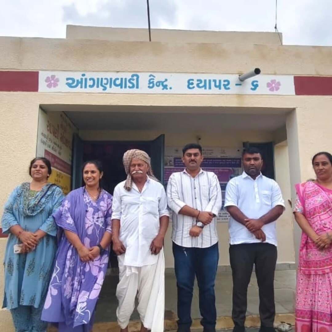 દયાપર-૬ આંગણવાડી ખાતે PM મોદીના જન્મદિવસ નિમિત્તે સેવા સંકલ્પ અભિયાન
આંગણવાડીના ભૂલકાઓ સાથે કેક કાપી ચોકલેટનું વિતરણ, સગર્ભા મહિલાઓને કીટ અપાઈ
લખપત તાલુકાના દયાપર ગામની દયાપર-૬ આંગણવાડી ખાતે વડાપ્રધાન નરેન્દ્રભાઈ મોદીના જન્મદિવસ નિમિત્તે તથા ‘સેવા સંકલ્પ અભિયાન’ અંતર્ગત વિવિધ સેવાકીય અને જનજાગૃતિના કાર્યક્રમો યોજાયા હતા.
આંગણવાડીના ભૂલકાઓ સાથે કેક કાપીને જન્મદિવસની ઉજવણી કરવામાં આવી હતી. ત્યારબાદ બાળકોને ચોકલેટનું વિતરણ કરવામાં આવ્યું હતું. આ ઉપરાંત સગર્ભા મહિલાઓને ઉપયોગી કીટનું વિતરણ કરવામાં આવ્યું હતું.
કાર્યક્રમના ભાગરૂપે આંગણવાડીના પ્રાંગણમાં ‘એક પેડ મા કે નામ’ અભિયાન અંતર્ગત વૃક્ષારોપણ પણ કરવામાં આવ્યું હતું. પર્યાવરણ સંરક્ષણનો સંદેશ આપતા આ કાર્યક્રમમાં ઉપસ્થિત સૌએ વૃક્ષોના જતનનો સંકલ્પ લીધો હતો.
આ પ્રસંગે આગેવાન જયંતિભાઈ શેખાણી, દિનેશભાઈ રૂપાણી, CDPO શિલ્પાબેન સંઘાર, આંગણવાડી વર્કર અને હેલ્પર તેમજ સ્થાનિક લાભાર્થી મહિલાઓ જોડાયા હતા. કાર્યક્રમ દરમિયાન બાળકો, મહિલાઓ અને ઉપસ્થિત આગેવાનોમાં ઉત્સાહનો માહોલ જોવા મળ્યો હતો.
#pmmodi #kutch