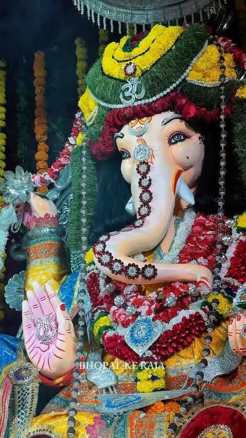 वक्रतुण्ड महाकाय सूर्यकोटि समप्रभ।निर्विघ्नं कुरु मे देव सर्वकार्येषु सर्वदा॥ 🙏✨
🌺 भोपाल के राजा - तृतीय दिवस भव्य श्रृंगार दर्शन! 🌺
📍 पता: पीपल चौक, पुराना भोपाल, मध्य प्रदेश।
#bhopalkeraja #ganeshutsav #ganpatibappamorya #bhopalinfo
