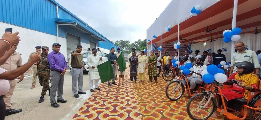 मुख्यमंत्री दिव्यांगजन सशक्तिकरण छत्र योजना ‘संबल’ के तहत आज दिनांक 17 सितंबर 2926 को बुनियाद केंद्र खगड़िया से जिला पदाधिकारी खगड़िया , श्री विक्रम विरकर एवं माननीय विधायक खगड़िया सदर , श्री बबलू मंडल द्वारा पात्र 15 दिव्यांग लाभुकों के बीच बैट्री चालित ट्राइसाइकिल का वितरण किया गया।
