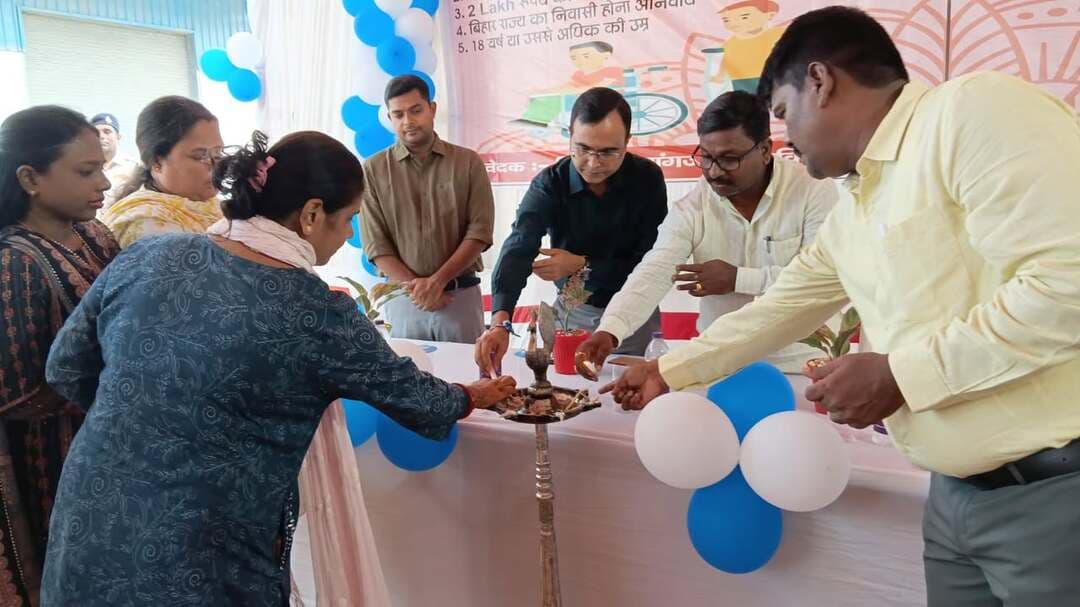 ### 🦽 दिव्यांगजनों को आत्मनिर्भर बनाने की दिशा में महत्वपूर्ण पहल
**सेवा संकल्प अभियान | 17 सितंबर 2026**
मुख्यमंत्री दिव्यांगजन सशक्तिकरण छत्र योजना ‘संबल’ के तहत आज बुनियाद केंद्र, खगड़िया से **15 पात्र दिव्यांग लाभुकों को बैट्री चालित ट्राइसाइकिल** प्रदान की गई।
कार्यक्रम में **जिला पदाधिकारी, खगड़िया श्री विक्रम विरकर** एवं **माननीय विधायक, खगड़िया सदर श्री बबलू मंडल** द्वारा लाभुकों के बीच ट्राइसाइकिल का वितरण किया गया।
यह पहल दिव्यांगजनों के आवागमन को सुगम बनाने के साथ-साथ उन्हें **शिक्षा, रोजगार एवं स्वरोजगार के अवसरों से जुड़ने** में सहायक होगी। जिला प्रशासन का उद्देश्य पात्र लाभुकों तक कल्याणकारी योजनाओं का लाभ पहुंचाकर उन्हें आत्मनिर्भर एवं सशक्त बनाना है।
जिला प्रशासन, खगड़िया
#सेवा_संकल्प_अभियान #संबल #दिव्यांगजन_सशक्तिकरण #खगड़िया #DistrictAdministrationKhagaria