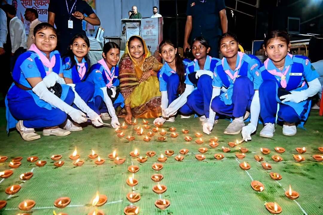 🪔 आशीर्वाद के दीयों से रोशन हुआ सूरजपुर, जनभागीदारी से गूंजा विकसित भारत का संकल्प!
सेवा संकल्प अभियान के शुभारंभ पर सूरजपुर जिले में 4 लाख 11 हजार 111 आशीर्वाद के दीये प्रज्वलित कर सेवा, समर्पण और जनभागीदारी का संदेश दिया गया। जिला स्तरीय कार्यक्रम में मंत्री श्रीमती लक्ष्मी राजवाड़े एवं जनप्रतिनिधियों ने सहभागिता निभाई। प्रधानमंत्री श्री नरेंद्र मोदी के सार्वजनिक जीवन के 25 वर्ष पूर्ण होने के अवसर पर आयोजित इस पहल ने विकसित भारत 2047 के संकल्प को जन-जन तक पहुंचाने का संदेश दिया।
#सेवा_संकल्प_अभियान #SevaSankalpAbhiyan #SevaSankalp #आशीर्वाद_का_दीया #AashirwadKaDiya JanSeva JanBhagidari ViksitChhattisgarh SevaSeVikas