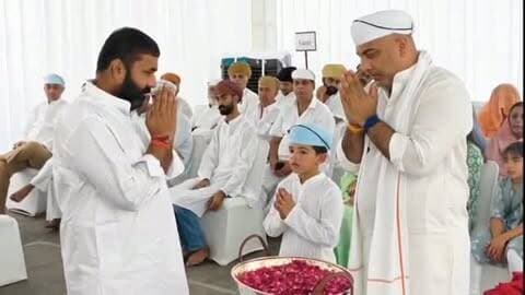 राजमाता साहिबा विजयराज कुमारी मेवाड़ को दूसरे दिन भी बैठक सभा में दी श्रद्धांजलि
उदयपुर.राजमाता साहिबा विजयराज कुमारी जी मेवाड़ के देवलोक गमन पर गुरुवार को उदयपुर स्थित राजमहल में श्रद्धांजलि सभा आयोजित की गई। दोपहर 2 से 3 बजे तक आयोजित इस सभा में आमजन सहित विभिन्न क्षेत्रों के गणमान्यजनों एवं समाजजनों ने उपस्थित होकर राजमाता साहिबा को भावभीनी श्रद्धांजलि अर्पित की।
उपस्थितजनों ने राजमाता साहिबा के गरिमामय व्यक्तित्व को स्मरण करते हुए श्रद्धासुमन अर्पित किए। सभी ने श्रीजी हुजूर डॉ. लक्ष्यराज सिंह मेवाड़ से भेंट कर अपनी गहरी शोक संवेदनाएं व्यक्त कीं।
श्रद्धांजलि सभा में चित्तौड़गढ़ सांसद सी पी जोशी, उदयपुर विधायक ताराचंद जैन, रविन्द्र श्रीमाली, मध्यप्रदेश करणी सेना के शिव प्रताप सिंह चौहान, उदयपुर रेंज के पुलिस महानिरीक्षक गौरव श्रीवास्तव, महिपाल मकराना सहित मेवाड़ के विभिन्न मंदिरों के मठाधीश, पीठाधीश एवं पुजारीगण उपस्थित हो दिवंगत आत्मा की शांति तथा मेवाड़ राजपरिवार को इस अपूरणीय क्षति को सहन करने के लिए धैर्य, शक्ति एवं संबल प्रदान करने की प्रार्थना की। राजमहल में श्रद्धा, शोक और आत्मीय स्मृतियों से ओतप्रोत भावपूर्ण वातावरण रहा।
#udaipur #trendingudaipur #lakshyarajsinghmewar #Rajasthan