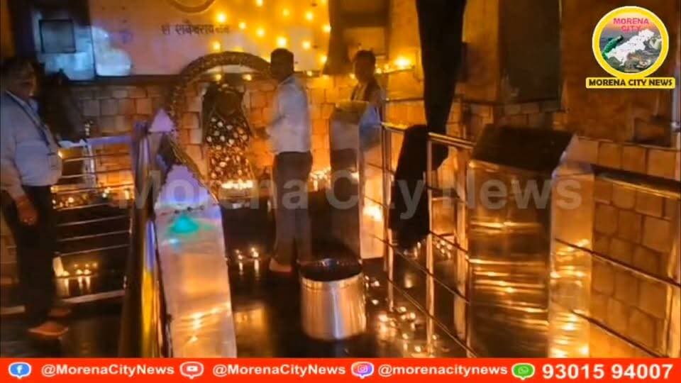 दीपों से जगमगाया शनिदेव का दरबार