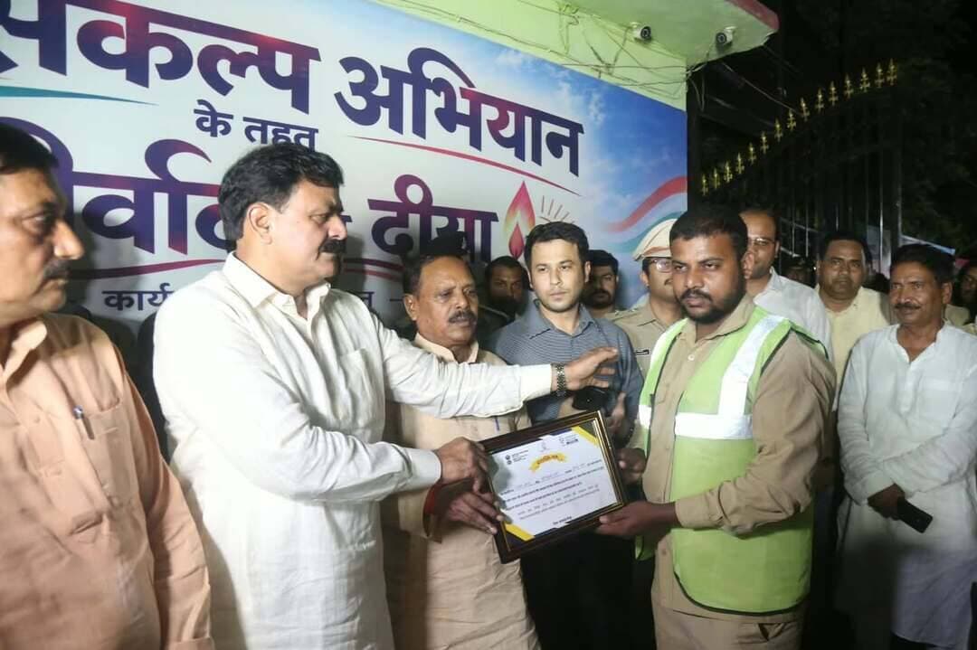 कैमूर में सेवा संकल्प और स्वच्छता ही सेवा अभियान शुरू, राजेंद्र सरोवर पर जले आशीर्वाद के दीये*
कैमूर प्रधानमंत्री के जन्मदिवस पर जिले में सेवा संकल्प और स्वच्छता ही सेवा अभियान का शुभारंभ किया गया। अगले एक महीने तक जिले के शहरी और ग्रामीण क्षेत्रों में स्वच्छता को लेकर विशेष अभियान चलेगा।
अभियान की शुरुआत 'आशीर्वाद का दीया' कार्यक्रम से हुई। मुख्य कार्यक्रम भभुआ के राजेंद्र सरोवर पर आयोजित हुआ, जहां पूरा परिसर राष्ट्रगीत, राष्ट्रगान और बिहार गीत से गूंज उठा।
कार्यक्रम में मंत्री जमा खान, भभुआ विधायक भरत बिंद, डीएम कुमार अनुराग और SP शिखर चौधरी ने पांच सफाईकर्मियों को सम्मानित किया।
डीएम ने बताया कि पर्यटक स्थलों, तालाबों और सरोवरों में विशेष सफाई अभियान चलाया जाएगा। उन्होंने कहा कि कैमूर को साफ रखना हम सभी की जिम्मेदारी है।
अभियान के तहत स्कूलों में पेंटिंग, इनोवेशन चैलेंज और जिला स्तरीय खेल प्रतियोगिताओं का भी आयोजन किया जाएगा।