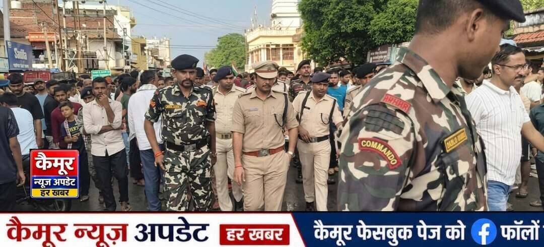 5 घंटे के हंगामे के बाद रामगढ़ पहुंचे कैमूर SP, परिजनों को दिया न्याय का भरोसा
रामगढ़ में जवान की मौत के बाद रोड जाम कर रहे ग्रामीणों को मनाने 5 घंटे बाद कैमूर SP शिखर चौधरी रामगढ़ पहुंचे।
SP ने मृतक के परिजनों और आक्रोशित ग्रामीणों से बातचीत की और मामले में त्वरित कार्रवाई का आश्वासन दिया। उन्होंने कहा कि फरार आरोपी की गिरफ्तारी जल्द की जाएगी और दोषियों को बख्शा नहीं जाएगा।
SP के आश्वासन के बाद ग्रामीणों का गुस्सा शांत हुआ और जाम खत्म होने की स्थिति बनी। मौके पर SDM और DSP पहले से ही मौजूद थे।