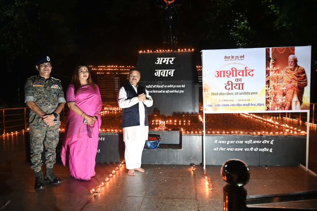‘सेवा संकल्प अभियान’ के तहत आयोजित ‘आशीर्वाद का दीया’ कार्यक्रम में मुख्य अतिथि राजनांदगांव लोकसभा सांसद श्री संतोष पांडेय ने शहीद स्मारक पर दीप प्रज्ज्वलित कर वीर शहीदों को श्रद्धापूर्वक नमन किया।
@chhattisgarhcmo @dpr.chhattisgarh
#सेवा_संकल्प_अभियान #आशीर्वाद_का_दीया #AshirwadKaDiya #SevaSankalpAbhiyan #SevaSankalp JanSeva JanBhagidari ViksitChhattisgarh SevaSeVikas
CGkeAshirwadkaDiya
sevasankalpabhiyan
modiat25
vishnubhaiya