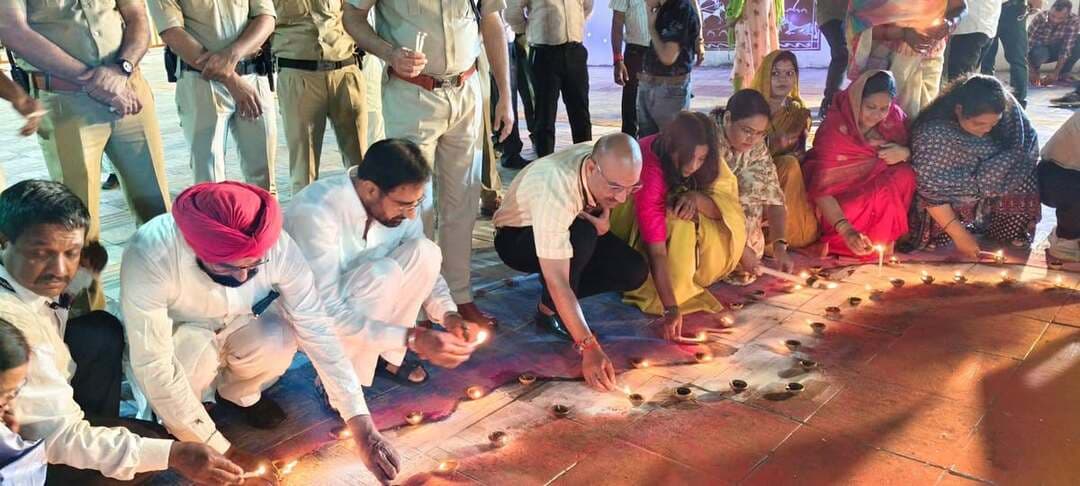 अशोकनगर रेलवे स्टेशन पर आशीर्वाद का दीया कार्यक्रम अंतर्गत दीप प्रज्वलवन कार्यक्रम आयोजित
दीपों की रोशनी से जगमगाया अशोकनगर रेलवे स्टेशन
--
प्रधानमंत्री श्री नरेन्द्र मोदी के जन्म दिन के उपलक्ष्य में ‘सेवा संकल्प अभियान’ के शुभारंभ के अवसर पर आशीर्वाद का दीया, विकसित भारत के संकल्प का’ जिला स्तरीय कार्यक्रम अशोकनगर रेलवे स्टेशन प्लेटफार्म क्रमांक 01 पर आयोजित किया गया। कार्यक्रम में कलेक्टर श्री साकेत मालवीय, पुलिस अधीक्षक श्री राजीव कुमार मिश्रा, नगर पालिका अध्यक्ष श्री नीरज मनोरिया, नगर पालिका उपाध्यक्ष श्रीमती रीना शर्मा ,पूर्व विधायक श्री जजपाल सिंह जज्जी, श्री लड्डूराम कोरी सहित सामाजिक संस्थाएं, विभिन्न संगठन, नागरिकों द्वारा सहभागिता कर सामूहिक रूप से दीप प्रज्ज्वलित किये गये।
कार्यक्रम में रंगोली के माध्यम से भारत के मानचित्र की आकृति बनाकर दीपों से प्रज्वलित कर विकसित भारत 2047 का संदेश दिया।
CM Madhya Pradesh
Jansampark Madhya Pradesh
#सेवा_संकल्प_अभियान
#AshirwadKaDiya
#ashoknagar