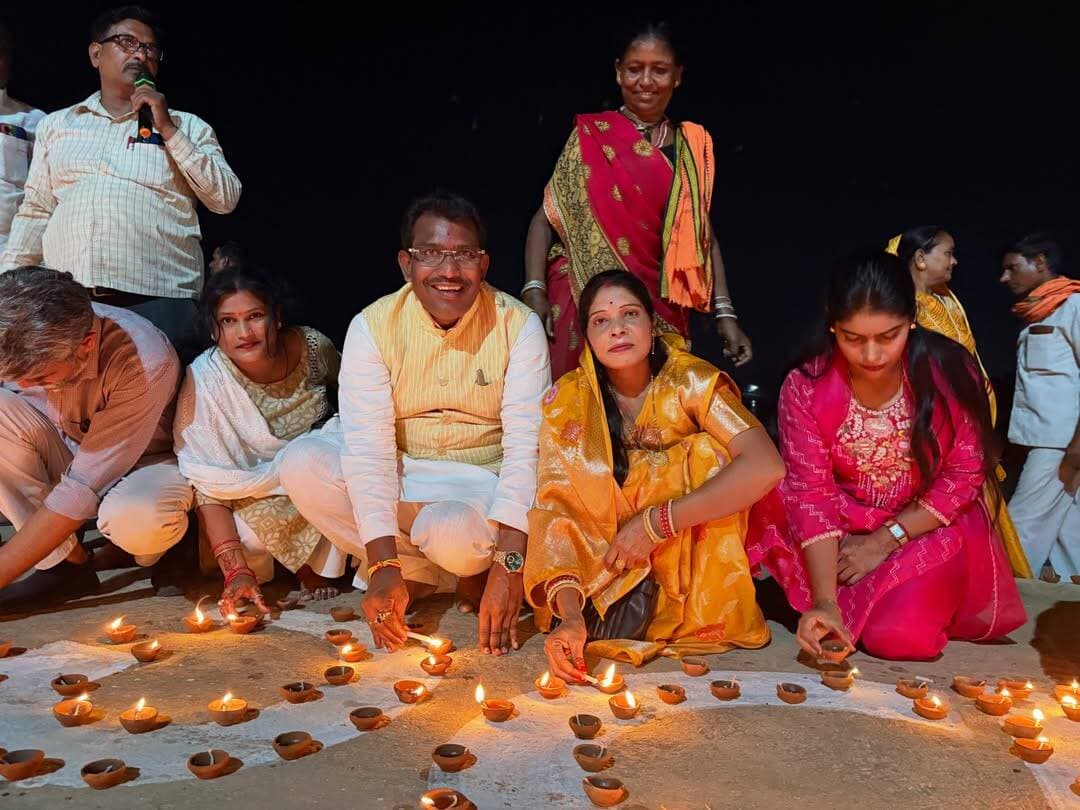 🪔 सेवा और समर्पण के 25 वर्षों का, दीपों से स्नेहिल अभिनंदन! 🪔
देश के यशस्वी प्रधानमंत्री माननीय श्री नरेंद्र मोदी जी के जन्मदिवस के अवसर पर आज पावन महानदी त्रिवेणी संगम घाट , राजिम में आशीर्वाद का दिया एवं गंगा महाआरती का आयोजन किया गया। इस अवसर पर 21 हजार दीपों की दिव्य ज्योति से त्रिवेणी संगम का घाट जगमगा उठा एव पूरे राजिम विधानसभा में 10 लाख दीप प्रज्ज्वलित कर प्रधानमंत्री जी की राष्ट्रसेवा एवं जनकल्याण को समर्पित 25 वर्षों की गौरवपूर्ण सेवा यात्रा के प्रति सम्मान एवं शुभकामनाएँ दी ।
यह दीपोत्सव केवल दीपों का प्रकाश नहीं, बल्कि सेवा, समर्पण, सुशासन और राष्ट्र निर्माण के संकल्प का प्रकाश है।
राजिम विधानसभा के समस्त जनमानस की ओर से आदरणीय प्रधानमंत्री श्री नरेंद्र मोदी जी को जन्मदिवस की हार्दिक बधाई एवं अनंत शुभकामनाएँ। भगवान श्री राजिम लोचन जी से प्रार्थना है कि उन्हें उत्तम स्वास्थ्य एवं दीर्घायु प्रदान करें और राष्ट्रसेवा का उनका संकल्प निरंतर सशक्त होता रहे।
इस पावन अवसर पर नगर पालिका अध्यक्ष श्री महेश यादव जी, जनपद उपाध्यक्ष श्री सतीश यादव जी, समस्त पार्षदगण, भारतीय जनता पार्टी के सम्मानित पदाधिकारी एवं कार्यकर्ता , प्रशासनिक अधिकारीगण एवं विशाल संख्या में क्षेत्रवासी उपस्थित रहे।
#सेवा_संकल्प_अभियान #SevaSankalpAbhiyan #NarendraModi #आशीर्वाद_का_एक_दिया #Rajim
@narendramodi @bjp4cgstate @bjp4india @bjpgariyaband @chhattisgarhcmo
