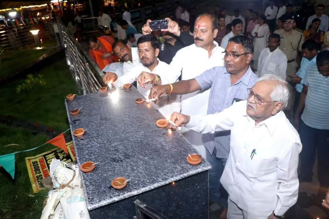 सेवा संकल्प अभियान-2026 : 2.75 लाख ‘आशीर्वाद के दीयों’ से जगमगाया जिला
सेवा, समर्पण और जनभागीदारी की भावना के साथ सेवा संकल्प अभियान-2026 का जिले में भव्य शुभारंभ हुआ। अभियान के प्रथम दिवस आयोजित ‘आशीर्वाद का दीया’ कार्यक्रम के तहत गुरुवार शाम 7 बजे खैरागढ़-छुईखदान-गंडई जिले में लगभग 2 लाख 75 हजार दीप एक साथ प्रज्ज्वलित किए गए। जिला मुख्यालय स्थित अटल गार्डन में आयोजित जिला स्तरीय कार्यक्रम में 8 हजार दीपों से परिसर को सजाया गया। अहिवारा विधायक श्री डोमनलाल कोर्सेवाड़ा सहित जनप्रतिनिधियों ने दीप प्रज्ज्वलित कर कार्यक्रम का शुभारंभ किया। दीपों की रोशनी से अटल गार्डन का पूरा परिसर जगमगा उठा और जिला मुख्यालय से लेकर गांवों तथा नगरीय क्षेत्रों तक अनेक स्थान रोशनी से सराबोर दिखाई दिए।
#सेवा_संकल्प_अभियान #आशीर्वाद_का_दीया #AshirwadKaDiya #SevaSankalpAbhiyan #SevaSankalp_JanSeva JanBhagidari ViksitChhattisgarh SevaSeVikas
CGkeAshirwadkaDiya
sevasankalpabhiyan
modiat25
vishnubhaiya
