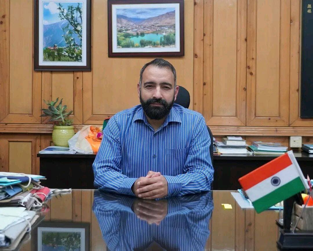 किन्नौर के युवाओं के लिए सुनहरा अवसर ...
Bushahr Today TV
रिकांगपिओ/किन्नौर। विकसित भारत यंग लीडर्स डायलॉग 2027 के तहत ऑनलाइन क्विज प्रतियोगिता में भाग लेकर किन्नौर के युवा राष्ट्र निर्माण में अपनी भागीदारी सुनिश्चित कर सकते हैं।
भारत-तिब्बत सीमा से सटे जनजातीय जिला किन्नौर के युवाओं को अपनी प्रतिभा, ज्ञान और नेतृत्व क्षमता दिखाने का अवसर मिल रहा है। यह पहल युवाओं को विकसित भारत के संकल्प से जोड़ने और उन्हें भविष्य के नेतृत्व के लिए तैयार करने की दिशा में महत्वपूर्ण कदम हैं
क्विज प्रतियोगिता की महत्वपूर्ण जानकारी:
अंतिम तिथि: 30 सितंबर 2026
कुल प्रश्न: 20
समय: 10 मिनट
माध्यम: MY Bharat डिजिटल पोर्टल
चयनित युवाओं को आगे राज्य और राष्ट्रीय स्तर की गतिविधियों में भाग लेने का अवसर मिलेगा। राष्ट्रीय स्तर पर चयनित प्रतिभागी देश के शीर्ष नेतृत्व और अन्य युवा प्रतिभागियों के साथ अपने विचार साझा कर सकेंगे
उपायुक्त किन्नौर डॉ. अमित कुमार शर्मा ने जिले के पात्र युवाओं, विद्यार्थियों, शिक्षकों, युवा संगठनों और अभिभावकों से अधिक से अधिक संख्या में पंजीकरण कर ऑनलाइन क्विज में भाग लेने का आह्वान किया हैं
याद रखें—आज का जागरूक युवा ही विकसित भारत की मजबूत नींव तैयार करेगा।