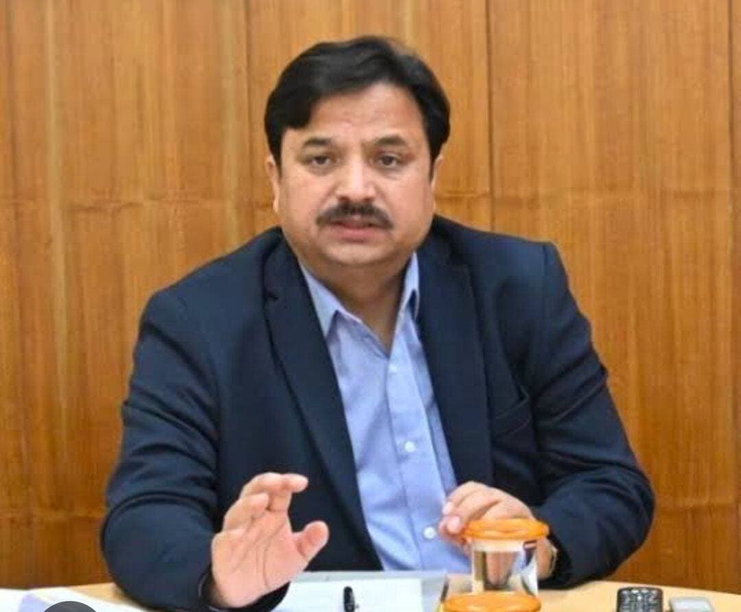 दीपावली के मद्देनजर पटाखों की अवैध बिक्री, भंडारण और परिवहन पर होगी सख्त कार्रवाई : उपायुक्त अनुपम कश्यप
Bushahr Today TV
शिमला/हिमाचल। दीपावली पर्व के मद्देनजर जिला प्रशासन शिमला ने जिले में पटाखों/आतिशबाजी की अनधिकृत बिक्री, भंडारण, परिवहन एवं वितरण के विरुद्ध सख्त कार्रवाई के निर्देश जारी किए हैं। उपायुक्त शिमला अनुपम कश्यप ने आम जनता, व्यापारियों एवं पटाखा विक्रेताओं से अपील की है कि पटाखों की बिक्री, भंडारण, परिवहन अथवा वितरण केवल विस्फोटक अधिनियम, 1884, विस्फोटक नियम, 2008 तथा सक्षम प्राधिकारी द्वारा जारी लाइसेंस/अनुमति की शर्तों के अनुरूप ही किया जाए।
लाइसेंस धारक पटाखा विक्रेताओं के लिए आवश्यक निर्देश
सभी लाइसेंसधारक पटाखा विक्रेताओं को निर्देश दिए गए हैं कि उनके लाइसेंस वैध एवं नवीनीकृत हों तथा पटाखों की बिक्री एवं भंडारण केवल अधिकृत/लाइसेंस प्राप्त परिसरों में और लाइसेंस में निर्धारित मात्रा एवं शर्तों के अनुसार ही किया जाए।
लाइसेंसधारकों को अपने परिसर एवं भंडारण स्थलों में निर्धारित सुरक्षा व्यवस्थाएं सुनिश्चित करनी होंगी। इनमें अग्नि सुरक्षा एवं अग्निशमन उपकरण, विद्युत सुरक्षा व्यवस्था, आपातकालीन प्रवेश एवं निकास व्यवस्था सहित अन्य आवश्यक सुरक्षा प्रबंध शामिल हैं।
लाइसेंस प्राप्त परिसर में रखे जाने वाले पटाखों की मात्रा एवं प्रकृति संबंधित लाइसेंस में निर्धारित सीमा के भीतर होनी चाहिए। बिना लाइसेंस वाले परिसरों, आवासीय भवनों अथवा अस्थायी संरचनाओं में पटाखों का भंडारण, बिक्री या प्रदर्शन नहीं किया जाएगा।
लाइसेंसधारकों को अपने लाइसेंस तथा निर्धारित अभिलेख/दस्तावेज निरीक्षण के लिए उपलब्ध रखने होंगे और सक्षम अधिकारियों द्वारा किए जाने वाले निरीक्षण में पूर्ण सहयोग करना होगा। नियमों अथवा लाइसेंस की शर्तों के उल्लंघन पर अनधिकृत पटाखों की जब्ती तथा लाइसेंस के निलंबन अथवा निरस्तीकरण सहित नियमानुसार कड़ी कार्रवाई की जाएगी।
बाजारों और संवेदनशील क्षेत्रों में होंगे नियमित निरीक्षण
उपायुक्त ने संबंधित उपमंडल दंडाधिकारियों (SDM) एवं पुलिस अधिकारियों को बाजारों, लाइसेंस प्राप्त परिसरों, पटाखा भंडारण स्थलों तथा अन्य संवेदनशील क्षेत्रों में नियमित निरीक्षण करने और नियमों का उल्लंघन करने वालों के विरुद्ध सख्त कार्रवाई सुनिश्चित करने के निर्देश दिए हैं।
जिला प्रशासन ने आम जनता से भी अपील की है कि पटाखों की किसी भी प्रकार की अनधिकृत बिक्री अथवा भंडारण की जानकारी संबंधित अधिकारियों को दें, ताकि समय पर आवश्यक कार्रवाई की जा सके।
निर्धारित समय में ही करें आतिशबाजी
उपायुक्त अनुपम कश्यप ने कहा कि माननीय राष्ट्रीय हरित अधिकरण (NGT) द्वारा पटाखों के उपयोग एवं आतिशबाजी के संबंध में जारी आदेशों का पालन सुनिश्चित किया जाए। पटाखे केवल निर्धारित समयावधि के दौरान ही चलाए जाएं तथा सक्षम प्राधिकारियों द्वारा जारी अन्य सभी दिशा-निर्देशों का भी कड़ाई से पालन किया जाए।
उन्होंने नागरिकों से सहयोग का आह्वान करते हुए कहा कि सभी मिलकर सुरक्षित, कानूनसम्मत और पर्यावरण-अनुकूल दीपावली मनाएं।