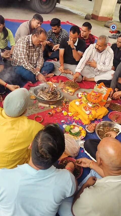 🔥🧯 विश्वकर्मा जयंती पर यंत्र-शस्त्र की पूजा! 🛠️✨
आज भगवान श्री विश्वकर्मा जयंती के शुभ अवसर पर फायर स्टेशन देहरादून में भक्ति और श्रद्धा के साथ 'विश्वकर्मा पूजा' का भव्य आयोजन किया गया।
अग्निशमन सेवा को हर पल तत्पर और सुरक्षित बनाए रखने वाले सभी अग्निशमन वाहनों और अत्याधुनिक सुरक्षा उपकरणों का विशेष पूजन किया गया।
भगवान विश्वकर्मा जी से प्रार्थना है कि वे सभी उपकरणों को कार्यकुशल रखें और जन-सेवा व सुरक्षा के हमारे इस संकल्प को हमेशा बल दें।
#VishwakarmaJayanti #DehradunFireStation #UttarakhandPolice #FireSafety #VishwakarmaPuja2026