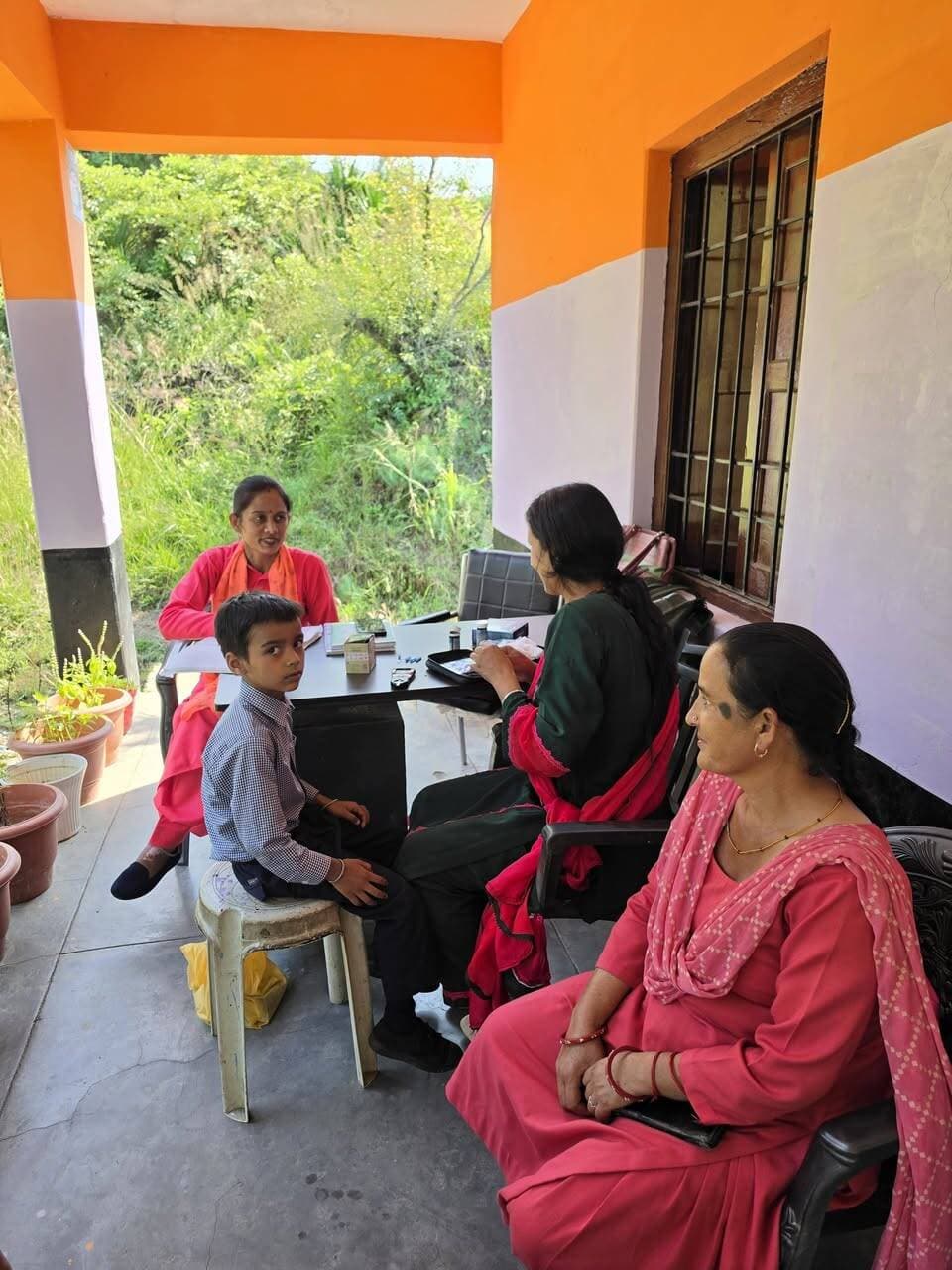 प्रेस नोट
*राजकीय प्राथमिक विद्यालय दर कोटी में स्वास्थ्य जांच, टीकाकरण, नशा मुक्ति एवं स्वच्छता जागरूकता कार्यक्रम आयोजित*
***********************************************
#चम्बा, राजकीय प्राथमिक विद्यालय दरकोटी में स्वास्थ्य विभाग के सहयोग से विद्यार्थियों के लिए स्वास्थ्य जांच एवं टीकाकरण कार्यक्रम आयोजित किया गया। इस अवसर पर CHO भारती तथा आशा कार्यकर्ता श्रीमती सरिता एवं श्रीमती आशा कुमारी ने विद्यालय पहुंचकर विद्यार्थियों के स्वास्थ्य की जांच की तथा निर्धारित टीकाकरण किया।
कार्यक्रम के दौरान विद्यार्थियों के हीमोग्लोबिन (Hb) स्तर की भी जांच की गई। विद्यालय में दर्ज स्वास्थ्य विवरण के अनुसार विद्यार्थियों का Hb स्तर लगभग 8.5 ग्राम से 14.9 ग्राम के बीच पाया गया। इसके अतिरिक्त विद्यार्थियों को निर्धारित टीकाकरण के अंतर्गत DPT का टीका लगाया गया, जबकि कक्षा 5वीं के विद्यार्थियों को TD (Tetanus-Diphtheria) का टीका लगाया गया।
इस अवसर पर विद्यार्थियों को नशा-मुक्त समाज के निर्माण के प्रति जागरूक किया गया। बच्चों को नशे से होने वाले शारीरिक, मानसिक एवं सामाजिक दुष्प्रभावों की जानकारी देते हुए नशे से दूर रहने तथा अपने परिवार एवं समाज में भी नशा मुक्ति का संदेश फैलाने के लिए प्रेरित किया गया।
विद्यालय प्रभारी श्री सुनील जरियाल ने बताया कि बच्चों के सर्वांगीण विकास के लिए शिक्षा के साथ-साथ उनके स्वास्थ्य, स्वच्छता एवं सामाजिक जागरूकता पर ध्यान देना अत्यंत आवश्यक है। उन्होंने कहा कि विद्यालय में समय-समय पर बच्चों को स्वस्थ जीवनशैली अपनाने, नशे से दूर रहने तथा व्यक्तिगत स्वच्छता के प्रति जागरूक किया जाता है। उन्होंने स्वास्थ्य विभाग की टीम का विद्यालय में पहुंचकर विद्यार्थियों की स्वास्थ्य जांच एवं टीकाकरण करने के लिए आभार व्यक्त किया।
उन्होंने आगे बताया कि स्वच्छता पखवाड़ा के अंतर्गत विद्यार्थियों को व्यक्तिगत स्वच्छता के महत्व की जानकारी दी गई तथा हैंड वॉश गतिविधि का व्यावहारिक अभ्यास भी करवाया गया। बच्चों को भोजन से पहले तथा शौचालय के उपयोग के बाद साबुन से अच्छी तरह हाथ धोने की सही विधि समझाई गई।
विद्यालय प्रभारी ने कहा कि “स्वस्थ शरीर, स्वच्छ आदतें और नशा-मुक्त सोच ही बच्चों के उज्ज्वल भविष्य एवं स्वस्थ समाज की मजबूत नींव हैं।”
विद्यालय परिवार ने स्वास्थ्य विभाग की टीम का आभार व्यक्त करते हुए भविष्य में भी इस प्रकार के स्वास्थ्य एवं जागरूकता कार्यक्रम आयोजित करने की आवश्यकता पर बल दिया।
स्वास्थ्य जांच एवं टीकाकरण विवरण
क्र. सं.
पंकज कुमार DPT 9.5 ग्राम
अरविंद DPT 14 ग्राम
वर्षा DPT 10.2 ग्राम
वंशिका 12 ग्राम
शानवी 8.7 ग्राम
रुद्रांश 9.8 ग्राम
भारती कुमारी (कक्षा 4) 11.3 ग्राम
मोनिका 8.5 ग्राम
दीक्षा 10.8 ग्राम
नक्ष 9.1 ग्राम
परवीन कुमार TD 10.6 ग्राम
भारती कुमारी TD 11 ग्राम
मनीष कुमार TD 14.9 ग्राम
इस मौके पर पूर्व SMC अध्यक्षा श्रीमती लता कुमारी, शशि कला,
कुंता देवी, रेखा कुमारी, कुशमा देवी आदि उपस्थित रहीं l