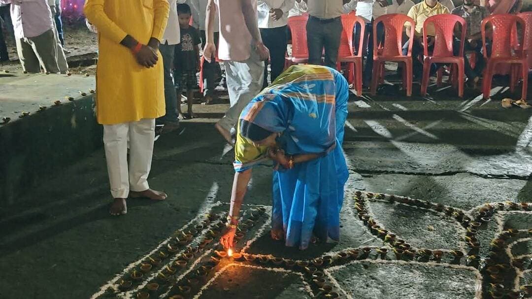 हनुमान मंदिर चितरंगी में 525 दीपों से जगमगाया परिसर
राज्यमंत्री श्रीमती राधा सिंह की उपस्थिति में श्रद्धा और आस्था के साथ हुआ दीप प्रज्ज्वलन, लाभार्थी परिवारों ने भी जलाए दीप
सिंगरौली, 17 सितम्बर 2026। सेवा संकल्प अभियान के अंतर्गत 17 सितम्बर से 17 अक्टूबर तक आयोजित विभिन्न गतिविधियों की श्रृंखला में प्रधानमंत्री श्री नरेन्द्र मोदी के स्वस्थ एवं दीर्घायु जीवन की मंगलकामना को लेकर चितरंगी स्थित हनुमान मंदिर परिसर में श्रद्धा और आस्था के साथ 525 दीप प्रज्ज्वलित किए गए। मध्यप्रदेश शासन की राज्यमंत्री श्रीमती राधा सिंह की गरिमामयी उपस्थिति में आयोजित कार्यक्रम में जनप्रतिनिधियों, लाभार्थी परिवारों, श्रद्धालुओं एवं स्थानीय नागरिकों ने उत्साहपूर्वक सहभागिता की।राज्यमंत्री श्रीमती राधा सिंह ने हनुमान मंदिर में विधिवत पूजा-अर्चना कर दीप प्रज्ज्वलित किए तथा प्रधानमंत्री श्री नरेन्द्र मोदी के स्वस्थ, दीर्घायु एवं यशस्वी जीवन की मंगलकामना की। इस अवसर पर विभिन्न योजनाओं से लाभान्वित परिवारों ने भी दीप प्रज्ज्वलित कर अपनी शुभकामनाएं व्यक्त कीं। दीपों की रोशनी से पूरा मंदिर परिसर आलोकित हो उठा और वातावरण श्रद्धा एवं भक्ति से सराबोर हो गया।
कार्यक्रम में उपस्थित नागरिकों एवं लाभार्थी परिवारों ने सामूहिक रूप से दीप प्रज्ज्वलित कर प्रधानमंत्री श्री नरेन्द्र मोदी के उत्तम स्वास्थ्य एवं दीर्घायु जीवन की कामना की। इस अवसर पर बड़ी संख्या में जनप्रतिनिधि, लाभार्थी परिवार, श्रद्धालु एवं स्थानीय नागरिक उपस्थित रहे।कार्यक्रम के दौरान एसडीएम चितरंगी श्री देवेन्द्र द्विवेदी, पूर्व जिला पंचायत उपाध्यक्ष डॉ.रविन्द्र सिंह,सहित जनप्रतिनिधिगण, समाजसेवी, लाभार्थी परिवार एवं बड़ी संख्या में आमजन उपस्थित रहे।
Jansampark Madhya Pradesh