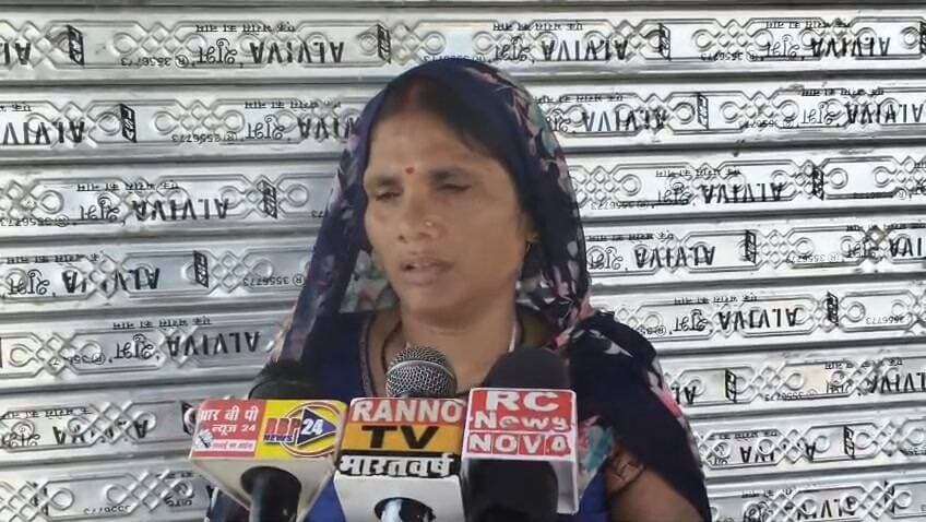 बारा में दो पक्षों में मारपीट, पीड़ित ने गांव के लोगों के साथ #थाना_प्रभारी पर लगाया गंभीर आरोप,जांच की मांग
बारा, प्रयागराज। बड़ी असरावई गांव में दो पक्षों में मारपीट का मामला सामने आया है। पीड़ित पवन कुमार यादव पुत्र गुलाब चंद ने गांव के ही युवराज यादव, बुद्धराज यादव, रामी यादव, रंजना यादव, मीना यादव सहित अन्य पर परिवार पर हमला करने का आरोप लगाया है।
पीड़ित के मुताबिक हमले में पत्नी सीता देवी, बेटियां संध्या, कल्पना और पुत्र राजबीर घायल हो गए।
सूचना पर 112 पुलिस मौके पर पहुंची और सभी को बारा थाने ले गई। पीड़ित ने थाने में ही थाना प्रभारी संजय राय और पुलिसकर्मियों पर कानों पर पीटने का गंभीर आरोप लगाया, जिससे सुनाई नहीं दे रहा है।
पीड़ित ने आरोपियों के खिलाफ मुकदमा दर्ज कर कार्रवाई और थाना प्रभारी पर लगे आरोपों की उच्च अधिकारियों से निष्पक्ष जांच की मांग की है।
#barapolice #dcpyamunanagar #prayagrajallahabad