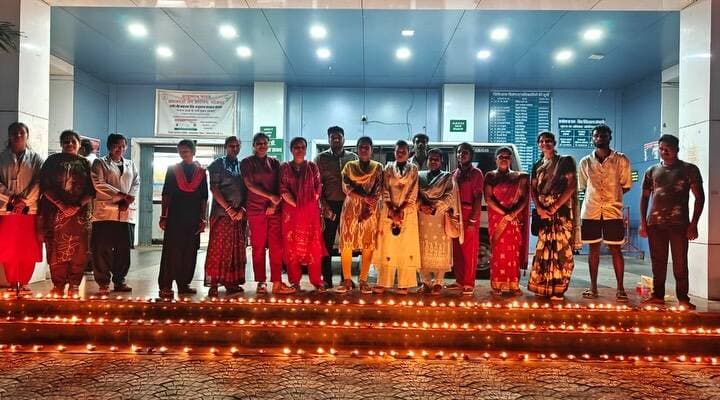 🪔 सेवा संकल्प अभियान
जिला अस्पताल कोण्डागांव में ‘आशीर्वाद का दीया’ प्रज्ज्वलित कर सेवा, विश्वास और जनभागीदारी की भावना को अभिव्यक्त किया गया।
दीप की रोशनी के साथ ‘विकसित भारत 2047’ के संकल्प में सहभागिता का संदेश दिया गया।
#सेवा_संकल्प_अभियान #SevaSankalpAbhiyan #SevaSankalp #JanSeva #आशीर्वाद_का_दीया