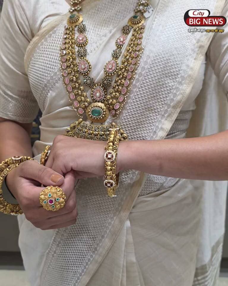 सोने के गहनों में सजी इस खूबसूरती ने जीता सबका दिल
खरीदारी करें और जीतें डायमंड रिंग व ढेरों सरप्राइज गिफ्ट! सरस्वती गोल्ड सूक में 18 से 23 सितंबर तक ‘धरोहर 2026’
सरस्वती गोल्ड सूक की वर्षगांठ के उपलक्ष्य में होगा ‘धरोहर 2026’ का भव्य आयोजन
हिसार। सरस्वती गोल्ड सूक – द ज्वेलरी मॉल की वर्षगांठ के उपलक्ष्य में 18 से 23 सितंबर 2026 तक ‘धरोहर 2026 – The Annual Jewellery Exhibition’ का आयोजन किया जा रहा है। इस आयोजन को लेकर सरस्वती गोल्ड सूक ने प्रेस कॉन्फ्रेंस के माध्यम से प्रदर्शनी की विस्तृत जानकारी साझा की।
प्रेस कॉन्फ्रेंस के दौरान बताया गया कि ‘धरोहर 2026’ केवल एक ज्वेलरी प्रदर्शनी नहीं, बल्कि आभूषणों की खूबसूरत विरासत, पारंपरिक कारीगरी और आधुनिक डिजाइन के संगम का उत्सव है। वर्षगांठ के इस विशेष अवसर को यादगार बनाने के उद्देश्य से ग्राहकों के लिए विशेष रूप से आकर्षक और विविध ज्वेलरी कलेक्शंस प्रस्तुत किए जाएंगे।
उन्होंने बताया कि धरोहर 2026 में ग्राहकों को परंपरा और समकालीन खूबसूरती का अनूठा मेल देखने को मिलेगा। प्रदर्शनी में विशेष रूप से क्यूरेट किए गए आभूषण संग्रह प्रदर्शित किए जाएंगे, जिनमें भारतीय शिल्पकला के साथ-साथ आधुनिक डिजाइन और दुनिया भर की ज्वेलरी से प्रेरित कलेक्शन शामिल होंगे।
प्रदर्शनी के प्रमुख आकर्षण
इस अवसर पर ग्राहकों के लिए विशेष ऑफर्स और कलेक्शंस आकर्षण का केंद्र रहेंगे:
• सोने के आभूषणों पर 7% फ्लैट मेकिंग चार्ज
• गोल्ड एक्सचेंज – नो रिडक्शन
• एक्सक्लूसिव सिल्वर कलेक्शन
• दुनिया भर से प्रेरित विशेष ज्वेलरी कलेक्शन
खरीदारी पर मिलेगा कूपन, डायमंड रिंग जीतने का मौका
18 से 23 सितंबर 2026 के दौरान सरस्वती गोल्ड सूक से खरीदारी करने वाले ग्राहकों को लकी ड्रॉ के लिए कूपन दिया जाएगा। इस कूपन के माध्यम से ग्राहकों को एक भाग्यशाली विजेता के रूप में डायमंड रिंग जीतने का मौका मिलेगा।
सरस्वती गोल्ड सूक की ओर से बताया गया कि धरोहर 2026 के माध्यम से ग्राहकों को एक ऐसा अनुभव देने का प्रयास किया जा रहा है, जहां ज्वेलरी केवल एक आभूषण न रहकर कला, परंपरा और भावनाओं की अभिव्यक्ति बने।
वर्षगांठ के अवसर पर आयोजित यह प्रदर्शनी सरस्वती गोल्ड सूक और उसके ग्राहकों के बीच बने विश्वास और लंबे जुड़ाव का भी उत्सव है। इस आयोजन के जरिए ग्राहकों को नई ज्वेलरी रेंज देखने के साथ-साथ विशेष ऑफर्स का लाभ उठाने और लकी ड्रॉ के माध्यम से डायमंड रिंग जीतने का अवसर भी मिलेगा।
‘धरोहर 2026’ का आयोजन 18 से 23 सितंबर 2026 तक सरस्वती गोल्ड सूक – द ज्वेलरी मॉल में किया जाएगा।
#hisar #haryana #citybignews #goldrate
.
.
.
#hisar #News #trending #haryana #viral