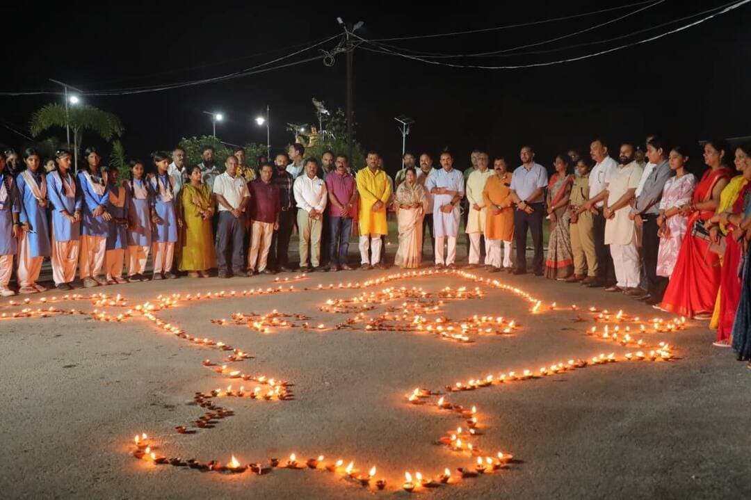 *धरम सागर एवं महाराज सागर तालाब परिसर सहित मंदिर एवं सार्वजनिक स्थानों पर प्रज्ज्वलित किए गए दीये*
*आशीर्वाद का दीया गतिविधि के तहत आयोजित हुआ दीपोत्सव कार्यक्रम*
-------------------
गुरूवार को सेवा संकल्प अभियान की शुरूआत पर शाम 7 बजे पन्ना नगर सहित जिले के विभिन्न स्थानों पर सामूहिक रूप से दीप प्रज्ज्वलन कार्यक्रम हुआ। इस मौके पर जनप्रतिनिधियों एवं स्थानीय नागरिकों सहित विभिन्न संगठनों एवं गणमान्य नागरिकों की उपस्थिति में भव्य दीपोत्सव कार्यक्रम मनाया गया। स्थानीय धरम सागर तालाब परिसर में पन्ना विधायक एवं पूर्व मंत्री बृजेन्द्र प्रताप सिंह के मुख्य आतिथ्य में कार्यक्रम हुआ। इस मौके पर जिलाध्यक्ष बृजेन्द्र मिश्रा, सतानंद गौतम, नपाध्यक्ष मीना पाण्डेय एवं विष्णु पाण्डेय सहित अन्य जनप्रतिनिधिगण, सेवा संकल्प अभियान के नोडल अधिकारी अभिजीत अग्रवाल, कलेक्टर ऊषा परमार, पुलिस अधीक्षक निवेदिता नायडू, जिला पंचायत सीईओ उमराव सिंह मरावी, अपर कलेक्टर मधुवंतराव धुर्वे, सीएमओ उमाशंकर मिश्रा भी उपस्थित रहे।
कार्यक्रम में उपस्थितजनों ने तालाब एवं घाट परिसर में दीप जलाकर प्रधानमंत्री श्री नरेन्द्र मोदी के सार्वजनिक जीवन के 25 वर्ष पूर्ण होने पर उनके राष्ट्र एवं जन सेवा कार्यों की सराहना की और विकसित देश एवं प्रदेश के निर्माण में योगदान का संकल्प लिया। कार्यक्रम स्थल पर आकर्षक साज सज्जा के साथ लाइटिंग की गई थी। महिलाओं द्वारा अलग-अलग थीम पर रंगोली भी बनाई गई। इसके अलावा महाराज सागर तालाब परिसर में भी लोगों ने उत्साहपूर्वक आशीर्वाद का दीया कार्यक्रम में सहभागिता की। नगर के विभिन्न मंदिरों सहित शासकीय संस्थाओं में भी दीप प्रज्ज्वलन का कार्यक्रम आयोजित किया गया। पवई और गुनौर के मुख्य स्थानों के साथ सभी नगरीय और ग्रामीण क्षेत्रों में भी जनसहभागिता से कार्यक्रम हुए।
