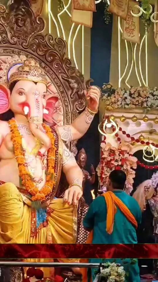 श्री गणेशाय नमः 🙏
गणपति मोरया चैरिटेबल ट्रस्ट, मधेपुरा द्वारा आयोजित गणपति महोत्सव 2026 के पावन अवसर पर सभी भक्तजनों, परिवारजनों एवं श्रद्धालुओं को हार्दिक शुभकामनाएँ।
भगवान श्री गणेश की कृपा से यह महोत्सव सभी के जीवन में सुख, शांति, समृद्धि एवं मंगल लेकर आए। विघ्नहर्ता श्री गणेश सभी के कष्टों का निवारण करें और परिवार में प्रेम, सौहार्द एवं खुशहाली बनाए रखें।
गणपति बप्पा मोरया! 🙏
मंगल मूर्ति मोरया! 🌺
