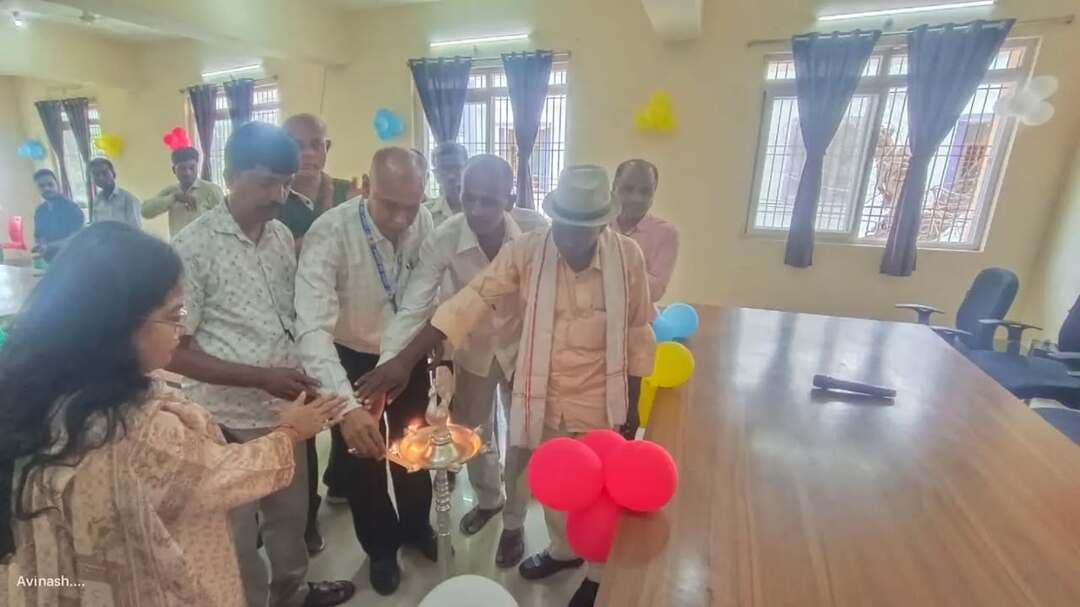 🛠️ श्रम कल्याण दिवस का आयोजन
संयुक्त श्रम भवन, जहानाबाद में श्रम कल्याण दिवस का आयोजन किया गया, जिसमें जिले के प्रत्येक प्रखंड से पाँच-पाँच श्रमिकों ने भाग लिया।
कार्यक्रम में श्रमिकों को श्रम कानूनों, उनके अधिकारों एवं विभिन्न कल्याणकारी योजनाओं की विस्तृत जानकारी दी गई।
श्रमिकों तक योजनाओं का लाभ पहुंचाने एवं उनकी समस्याओं के समाधान के लिए प्रत्येक सप्ताह चयनित पंचायतों में जागरूकता अभियान चलाने की जानकारी दी गई।
कार्यक्रम में भवन एवं अन्य सन्निर्माण कर्मकार कल्याण योजना, प्रवासी मजदूर दुर्घटना अनुदान योजना तथा असंगठित कामगार एवं शिल्पकार सामाजिक सुरक्षा योजना सहित विभिन्न योजनाओं के बारे में श्रमिकों को जागरूक किया गया।
#श्रम_कल्याण_दिवस #श्रमिक_कल्याण #श्रमिक_जागरूकता #जहानाबाद जिला_प्रशासन_जहानाबाद विकसित_भारत समृद्ध_बिहार आदर्श_जहानाबाद