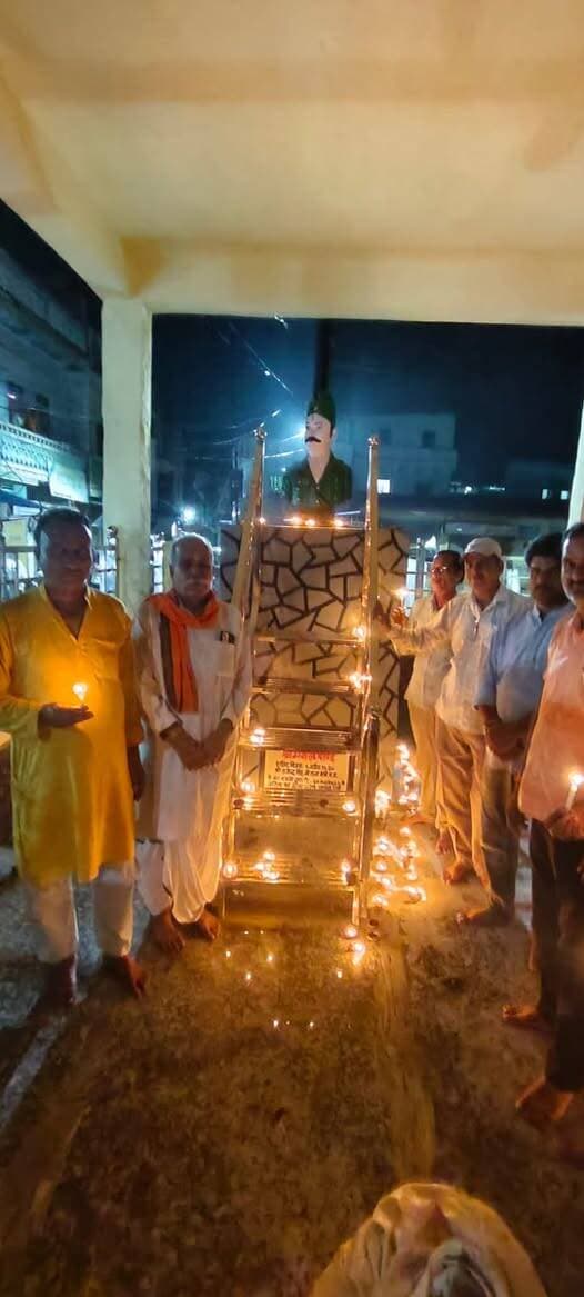 आज करैरा स्थित मंगल पांडे स्मारक पर ‘#सेवा_संकल्प_अभियान 2026’ के अंतर्गत आयोजित ‘आशीर्वाद का दीया’ समारोह में उपस्थित जनों ने एक-एक दीप प्रज्ज्वलित कर इस अभियान में सहभागिता की।
इस मौके पर मंडल अध्यक्ष श्री वीनस गोयल, श्री रामगोपाल चौधरी, नगर पंचायत से श्री अंकित गुप्ता, पार्षदगण, अन्य जनप्रतिनिधि एवं समाजसेवी प्रमुख रूप से उपस्थित रहे।
PMO India Dr Mohan Yadav
#SevaSankalpAbhiyan #AshirwadKaDiya
#shivpuri