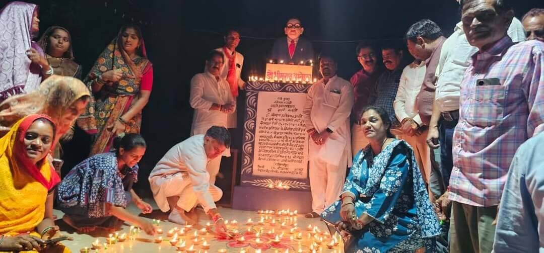 ‘‘#सेवा_संकल्प_अभियान 2026’’ अंतर्गत आज नगर परिषद कोलारस में भव्य दीप प्रज्ज्वलन कार्यक्रम का आयोजन किया गया।
नगर के प्राचीन श्री हनुमान मंदिर एवं अंबेडकर पार्क सहित निकाय के सभी वार्डों में स्थित मंदिरों पर दीप प्रज्ज्वलन कर सुख-समृद्धि एवं यशस्वी जीवन की कामना की गई।
एसडीएम, तहसीलदार, सीएमओ, जनप्रतिनिधिगण एवं आमजन शामिल हुए।
PMO India Dr Mohan Yadav
#SevaSankalpAbhiyan #AshirwadKaDiya
#shivpuri