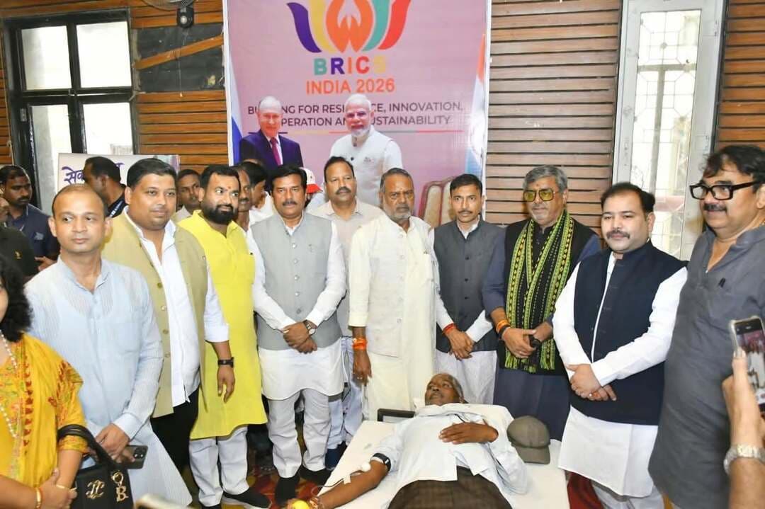 ‘सेवा संकल्प अभियान’ के तहत लगे रक्तदान शिविर में शामिल हुए मंत्री श्री कुशवाह
सांसद श्री कुशवाह सहित अन्य जनप्रतिनिधिगणों ने भी की शिविर में सहभागिता
मंत्री श्री कुशवाह ने रक्तदाताओं का किया उत्साहवर्धन और कहा जनसेवा और जनभागीदारी की भावना को आगे बढ़ाने का माध्यम है ‘सेवा-संकल्प अभियान’
प्रधानमंत्री श्री नरेंद्र मोदी के सार्वजनिक जीवन के 25 वर्षों की जनसेवा को समर्पित ‘सेवा संकल्प अभियान’ के अंतर्गत गुरुवार को ग्वालियर दक्षिण में कम्पू स्थित महावीर भवन में रक्तदान शिविर लगाया गया। शिविर में सामाजिक न्याय, दिव्यांगजन कल्याण, उद्यानिकी एवं खाद्य प्रसंस्करण मंत्री श्री नारायण सिंह कुशवाह ने भी सहभागिता की। कार्यक्रम में सांसद श्री भारत सिंह कुशवाह, नगर निगम सभापति श्री मनोज तोमर व भाजपा जिला अध्यक्ष श्री जयप्रकाश राजौरिया सहित अन्य जनप्रतिनिधिगण भी शामिल हुए।
इस अवसर पर मंत्री श्री कुशवाह ने रक्तदाताओं से मुलाकात कर उनका उत्साहवर्धन किया। साथ ही रक्तदान के लिए आए सभी नागरिकों की सेवा भावना की सराहना की। उन्होंने कहा कि रक्तदान एक पुनीत कार्य है, जो किसी जरूरतमंद व्यक्ति के जीवन को बचाने का माध्यम बन सकता है। समाज में सेवा और समर्पण की भावना को मजबूत करने के लिए अधिक से अधिक लोगों को रक्तदान के प्रति जागरूक और प्रेरित करना आवश्यक है। श्री कुशवाह ने कहा कि ‘सेवा संकल्प अभियान’ जनसेवा और जनभागीदारी की भावना को आगे बढ़ाने का माध्यम है। रक्तदान जैसे सेवा कार्य समाज में मानवता और परस्पर सहयोग की भावना को मजबूत करते हैं।
कार्यक्रम के दौरान सर्वश्री देवेन्द्र प्रताप सिंह तोमर, अनिल सांखला, कमल माखीजानी, जवाहर प्रजापति व विनय जैन सहित अन्य जनप्रतिनिधिगण एवं बड़ी संख्या में रक्तदाता उपस्थित रहे। इस अवसर पर ‘सेवा से बड़ा कोई संकल्प नहीं, मानवता से बड़ा कोई धर्म नहीं’ के संदेश के साथ रक्तदान के लिए लोगों को प्रेरित किया गया।
#gwalior
#SevaSankalpAbhiyan
#blooddonation
Jansampark Madhya Pradesh
PRO Gwalior
CM Madhya Pradesh
Narendra Modi