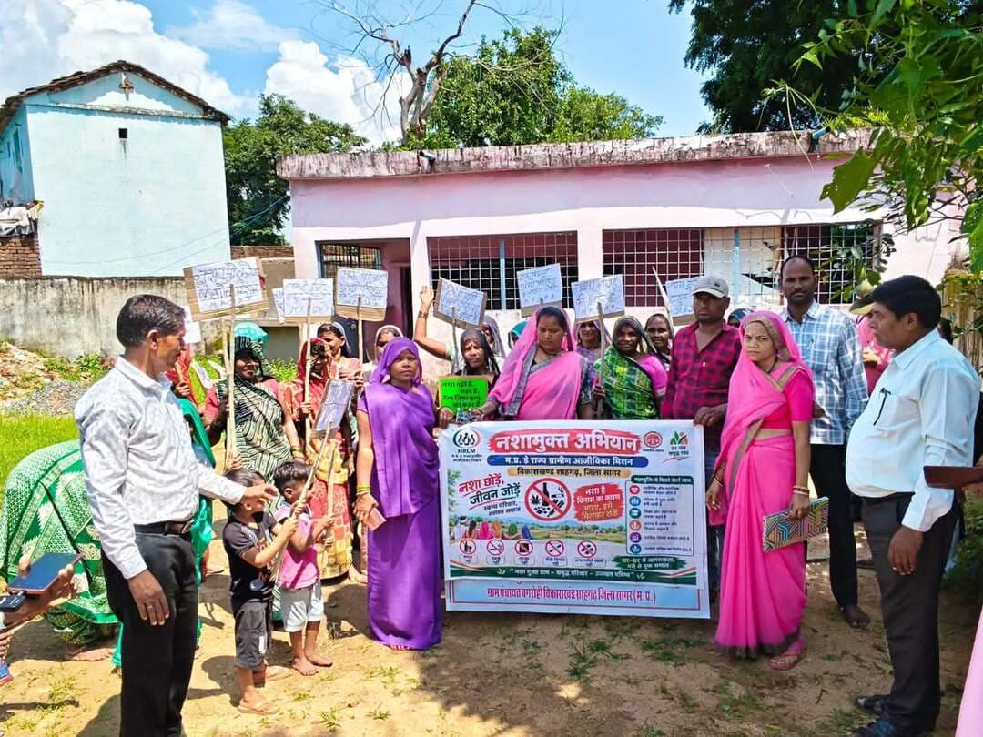 ➡️ बंडा, शाहगढ़ विकासखंड में नशामुक्ति जन जागरूकता अभियान संचालित, दिलाई शपथ
सागर 17 सितंबर 2026
सेवा संकल्प अभियान के अंतर्गत बंडा एवं शाहगढ़ विकासखंड में नशामुक्ति जन जागरूकता अभियान संचालित किया गया। अभियान के तहत रैली निकाली गई, पोस्टर के माध्यम से जागरूक किया गया और जागरूकता कार्यक्रम आयोजित कर ग्रामीणों को नशे के दुष्प्रभावों के बारे में बताया गया। इस दौरान ग्रामीणों को नशामुक्त जीवन अपनाने की शपथ भी दिलाई गई।
अभियान का आयोजन ग्राम पंचायत मगरा, ग्राम पुरासहगढ़, ग्राम खटोरा कला दलपतपुर, ग्राम नेगुवां तहसील शाहगढ़, ग्राम पंचायत पलकाटोड़ एवं ग्राम पंचायत हिरपुर में किया गया।
#jansamparkMP #sagar