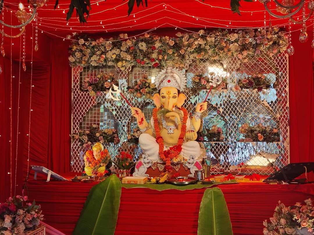 कलेक्ट्रेट से लेकर जेल तक श्री गणपति जी की आराधना
..
शासकीय कार्यालयों, जिला एवं उप जेल में स्थापित गणेश प्रतिमाओं की प्रतिदिन विधि-विधान से हो रही पूजा-अर्चना
..
विदिशा जिले में गणेश उत्सव के अवसर पर आस्था और भक्ति का वातावरण बना हुआ है। कलेक्ट्रेट सहित विभिन्न शासकीय कार्यालयों तथा उप जेल में भगवान श्री गणेश की प्रतिमाएं स्थापित की गई हैं। इन स्थानों पर अधिकारी-कर्मचारी तथा अन्य लोग प्रतिदिन भगवान गणेश की पूजा-अर्चना कर सुख-समृद्धि, शांति और मंगल की कामना कर रहे हैं।
कलेक्ट्रेट परिसर में स्थापित भगवान गणेश की प्रतिमा के समक्ष प्रतिदिन श्रद्धाभाव के साथ पूजा-अर्चना की जा रही है। कलेक्टर श्री अंशुल गुप्ता स्वंय अन्य अधिकारियों-कर्मचारियों के साथ साथ अपने नियमित शासकीय दायित्वों के साथ गणपति आराधना में भी सहभागिता कर रहे हैं।
गणेश उत्सव के चलते कलेक्ट्रेट परिसर में आध्यात्मिक एवं भक्तिमय वातावरण दिखाई दे रहा है।इसी प्रकार जिले के विभिन्न शासकीय कार्यालयों में भी भगवान श्री गणेश की प्रतिमाएं विराजमान हैं। संबंधित कार्यालयों में प्रतिदिन पूजा-अर्चना एवं आरती का आयोजन किया जा रहा है। अधिकारी-कर्मचारी एकजुट होकर भगवान गणेश का स्मरण करते हुए कार्यालयीन कार्यों के सफल संचालन तथा जिलेवासियों के सुख-समृद्धि की कामना कर रहे हैं।
उप जेल में भी विराजमान हैं गणपति गणेश उत्सव का एक विशेष दृश्य उप जेल में भी देखने को मिल रहा है। यहां बंदियों द्वारा भगवान श्री गणेश की प्रतिमा स्थापित कर श्रद्धा एवं भक्तिभाव के साथ प्रतिदिन पूजा-अर्चना की जा रही है। जेल परिसर में गणपति आराधना के माध्यम से बंदी धार्मिक आस्था से जुड़ रहे हैं और उत्सव के दौरान सकारात्मक एवं आध्यात्मिक वातावरण निर्मित हो रहा है। गणेश उत्सव के दौरान पूजा-अर्चना के साथ आरती एवं प्रसाद वितरण जैसी गतिविधियों में भी सहभागिता की जा रही है। जेल प्रशासन द्वारा निर्धारित नियमों एवं व्यवस्थाओं के अनुरूप धार्मिक आयोजन संपन्न कराए जा रहे हैं।
भगवान गणेश को विघ्नहर्ता और मंगलकारी देवता के रूप में पूजा जाता है। गणेश उत्सव के दौरान जिले के शासकीय कार्यालयों से लेकर जेल परिसर तक उनकी आराधना का क्रम श्रद्धा और उत्साह के साथ जारी है। इससे धार्मिक आस्था के साथ-साथ सकारात्मक वातावरण परलिक्ष्त हो रहा है। #Vidisha #JansamparkMP