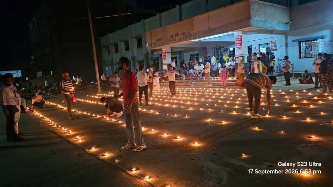 🪔 आशीर्वाद के दीपों से जगमग हुआ अस्पताल परिसर
#सेवा_संकल्प_अभियान के तहत जिले के अस्पताल परिसर को आशीर्वाद के दीपों से आकर्षक ढंग से सजाया गया। कलेक्टर श्री संजय कुमार जैन के निर्देश पर अस्पताल के अधिकारियों एवं कर्मचारियों ने दीप प्रज्ज्वलित कर सेवा और समर्पण का संदेश दिया।
CM Madhya Pradesh
Jansampark Madhya Pradesh
#SevaSankalpAbhiyan
#AshirwadKaDiya
#mauganj