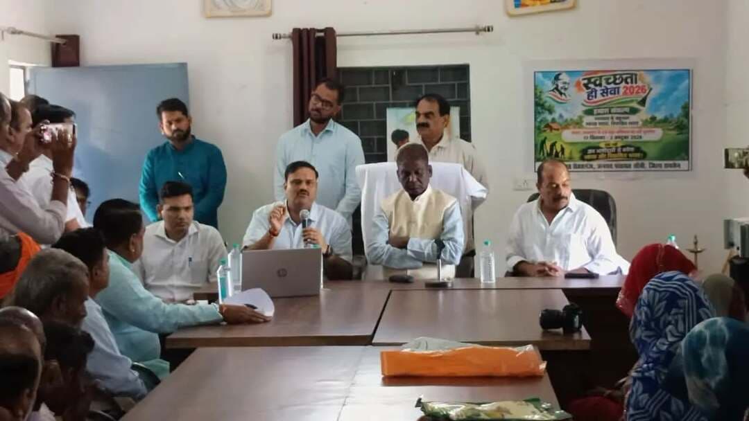 जिले की सेहतगंज ग्राम पंचायत से ‘‘स्वामित्व अधिकार अभिलेख निष्पादन एवं पंजीयन योजना-2026‘‘ का शुभारंभ
सांची विधायक डॉ चौधरी, जिला पंचायत अध्यक्ष श्री मीणा तथा संभागायुक्त श्री शर्मा शुभारंभ कार्यक्रम में हुए शामिल
–––
सेवा संकल्प अभियान-2026 के तहत रायसेन जिले की ग्राम पंचायत सेहतगंज में सांची विधायक डॉ प्रभुराम चौधरी, जिला पंचायत अध्यक्ष श्री यशवंत मीणा, मध्य प्रदेश शासन के गृह विभाग की सचिव और तथा अभियान की जिला प्रभार अधिकारी श्रीमती शिल्पा गुप्ता, भोपाल संभागायुक्त श्री करम वीर शर्मा तथा कलेक्टर श्री अरुण कुमार विश्वकर्मा की उपस्थिति में ‘‘स्वामित्व अधिकार अभिलेख निष्पादन एवं पंजीयन योजना-2026‘‘ कार्यकम सम्पन्न हुआ।
इस अवसर पर विधायक डॉ चौधरी ने ग्रामीणों से कहा कि स्वामित्व योजना के तहत प्रदेश के ग्रामीण क्षेत्रों की आबादी भूमि में अधिकार अभिलेख तैयार किए गए हैं। आज से शुरू हुए अभियान में स्वामित्व योजना के तहत प्रदेश में लगभग 50 लाख निजी संपत्तियों के अधिकार अभिलेखों का निःशुल्क पंजीयन किया जाएगा। पंजीयन के लिए नागरिकों से स्टाम्प ड्यूटी अथवा पंजीयन शुल्क नहीं लिया जाएगा। इसकी संपूर्ण राशि राज्य सरकार द्वारा वहन की जाएगी।
उन्होंने बताया कि योजना के अंतर्गत हितग्राहियों की संपत्ति के आधार पर सुगमता से ऋण उपलब्ध कराने के लिए निर्मित निजी अधिकार अभिलेखों का पंजीयन किया जाएगा। पंजीयन के बाद नागरिक गृह निर्माण, व्यवसाय, कृषि एवं अन्य आर्थिक गतिविधियों के लिए ऋण प्राप्त कर सकेंगे। इससे उनकी आजीविका एवं आर्थिक स्थिति सुदृढ़ होगी। स्वामित्व योजना के अंतर्गत तैयार अधिकार अभिलेखों के निःशुल्क पंजीयन का निर्णय लेने वाला मध्यप्रदेश देश का प्रथम राज्य है। राज्य सरकार की यह पहल ग्रामीण नागरिकों को संपत्ति का सुदृढ़ दस्तावेजी अधिकार देने के साथ वित्तीय समावेशन, आजीविका संवर्धन और ग्रामीण अर्थव्यवस्था को मजबूत करने में सहायक होगी। इसका लाभ आगामी वर्षों में लाखों हितग्राहियों को प्राप्त होगा।
भोपाल संभागायुक्त श्री शर्मा ने ग्रामीणों से संवाद के दौरान कहा कि रायसेन जिले में सेहतगंज से स्वामित्व अधिकार अभिलेख निष्पादन एवं पंजीयन योजना-2026 का शुभारंभ हुआ है। इसमें प्रक्रिया को सरल और सुगम बनाने के लिए ग्राम एवं पंचायत स्तर पर विशेष शिविर आयोजित किए जा रहे हैं। इसमें आवेदन के लिए हितग्राही के आबादी भूखंड की लैंड लिंकिंग तथा आवेदक की समग्र आईडी से ई-केवाईसी अनिवार्य होगी। आवेदन प्रक्रिया