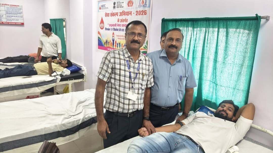 #सेवा_संकल्प_अभियान के तहत जिला चिकित्सालय रायसेन में आयोजित वृहद रक्तदान शिविर में पत्रकार साथियों ने भी उत्साहपूर्वक रक्तदान किया। उन्होंने आमजन से भी स्वैच्छिक रक्तदान के लिए आगे आने और जरूरतमंद मरीजों की जीवन रक्षा में सहभागी बनने की अपील की।
#Raisen #SevaSankalpAbhiyan Jansampark Madhya Pradesh Collector Office Raisen