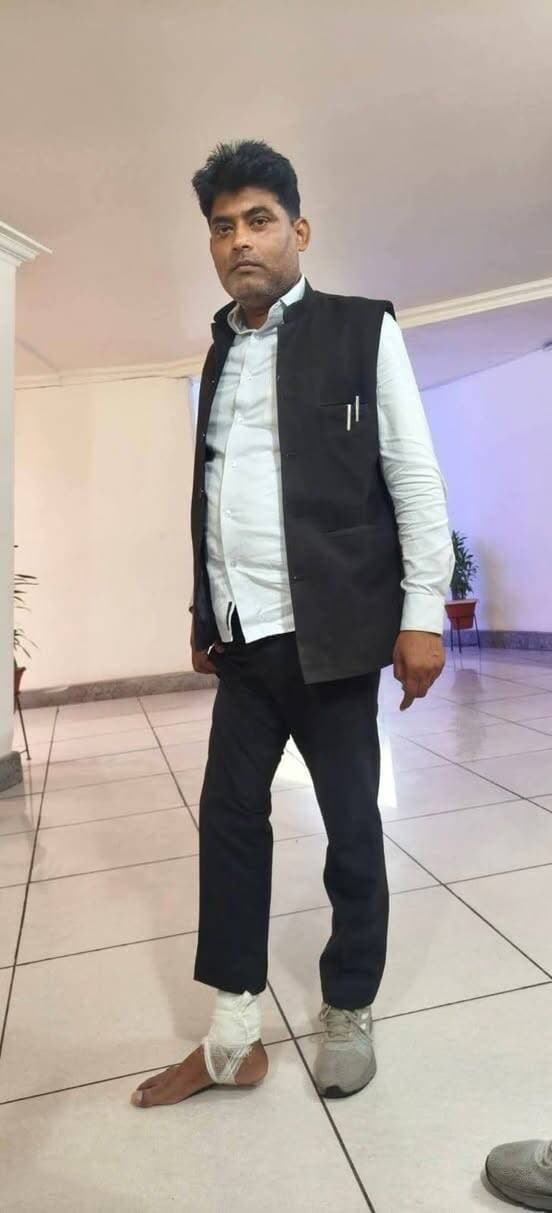 एसपी कार्यालय पर बवाल: सपा नेताओं पर लाठीचार्ज का आरोप,कार्यकर्ता जिला उपाध्यक्ष महेंद्र सोनकर का पैर फ्रैक्चर होने का दावा
समझौते के लिए बुलाने के बाद पुलिस पर मारपीट का आरोप, गेट तक पीटते हुए ले जाने का दावा; वीडियो सोशल मीडिया पर वायरल