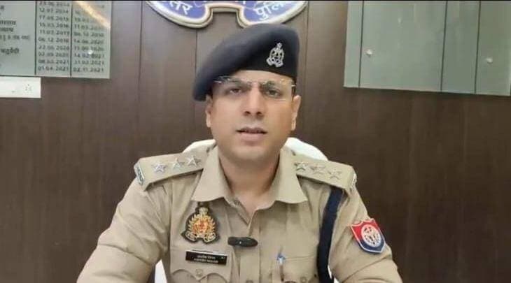 रायबरेली में सपा नेताओं और विधायक से मारपीट के आरोपों पर पुलिस का जवाब, सीओ सिटी ने कहा- पुलिस ने नहीं की पिटाई
पुलिस ने मारपीट के आरोपों को बताया भ्रामक, सीओ सिटी ने बयान जारी कर दी सफाई; डिग्री कॉलेज विवाद के बाद बढ़ी सियासी हलचल
रायबरेली। जिले में समाजवादी पार्टी के नेताओं और विधायक राहुल लोधी के साथ कथित मारपीट को लेकर चल रहे विवाद के बीच रायबरेली पुलिस ने अपना पक्ष सामने रखा है। पुलिस ने सपा नेताओं और विधायक के साथ मारपीट किए जाने के आरोपों को भ्रामक बताया है। इस मामले में सीओ सिटी ने बयान जारी कर पुलिस की भूमिका पर स्थिति स्पष्ट करने का प्रयास किया है।
पुलिस ने आरोपों को बताया भ्रामक
रायबरेली पुलिस की ओर से जारी प्रेस नोट के अनुसार, सपा नेताओं और विधायक के साथ पुलिस द्वारा मारपीट किए जाने की बात भ्रामक है। पुलिस का कहना है कि घटनाक्रम को लेकर सामने आ रही जानकारी और लगाए जा रहे आरोपों के संबंध में वास्तविक स्थिति स्पष्ट की जा रही है।
सीओ सिटी ने अपने बयान में कहा कि पुलिस ने सपाइयों और विधायक को नहीं पीटा। उन्होंने पुलिस पर लगाए जा रहे आरोपों को लेकर अपना पक्ष रखा और घटनाक्रम की जानकारी दी।
डिग्री कॉलेज विवाद के बाद पुलिस कार्यालय तक पहुंचा मामला
बताया जा रहा है कि रायबरेली के फिरोज गांधी डिग्री कॉलेज के आसपास सदस्यता अभियान को लेकर समाजवादी छात्र सभा और अखिल भारतीय विद्यार्थी परिषद (एबीवीपी) के कार्यकर्ताओं के बीच विवाद हुआ था। इसके बाद मामला पुलिस अधीक्षक कार्यालय तक पहुंच गया।
विवाद के दौरान सपा नेताओं और पुलिस के बीच हुई कथित झड़प को लेकर आरोप-प्रत्यारोप सामने आए। इसी क्रम में सपा नेताओं और विधायक के साथ मारपीट के आरोप लगाए गए, जिन पर अब पुलिस ने सफाई दी है।
सीओ सिटी के बयान से सामने आया पुलिस का पक्ष
पुलिस की ओर से जारी प्रेस नोट और सीओ सिटी के बयान में मारपीट के आरोपों को खारिज किया गया है। पुलिस का पक्ष सामने आने के बाद अब मामले को लेकर दोनों पक्षों के दावों पर चर्चा तेज हो गई है।
इस पूरे घटनाक्रम में पुलिस की कार्रवाई, विवाद की वास्तविक परिस्थितियों और संबंधित पक्षों के बयानों को महत्वपूर्ण माना जा रहा है। मामले में सामने आने वाले अन्य तथ्यों और आधिकारिक जानकारी के आधार पर स्थिति और स्पष्ट हो सकेगी।
देखें पूरा प्रेस नोट और सुनें सीओ सिटी का बयान—क्या कहा रायबरेली पुलिस ने, जानिए इस रिपोर्ट में।