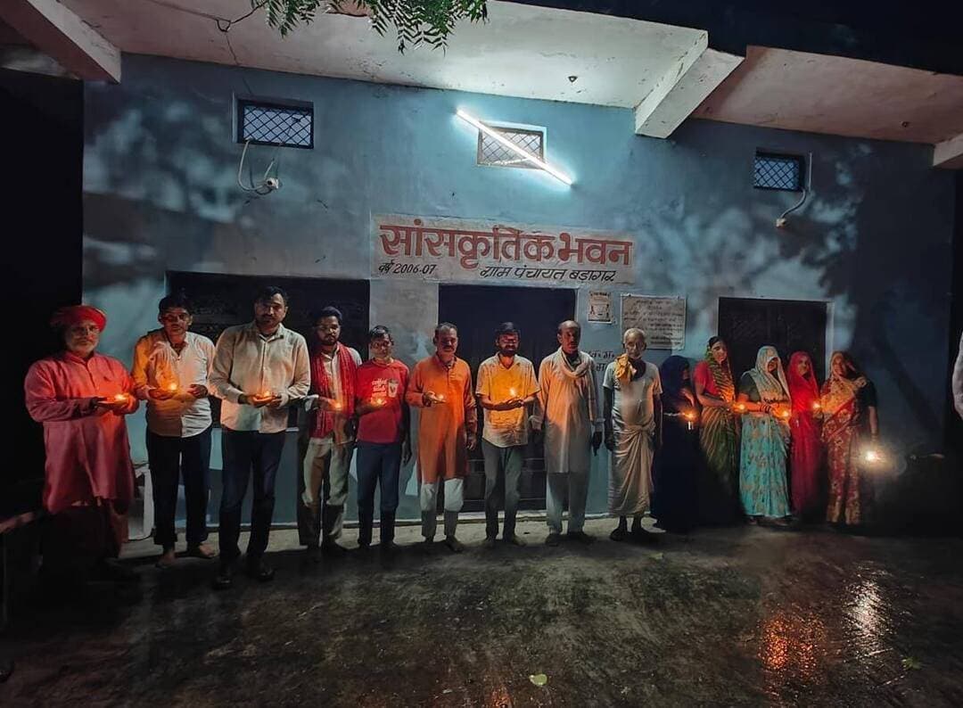 सेवा संकल्प अभियान अंतर्गत ग्राम पंचायत बड़ागर में सांस्कृतिक भवन पर विभिन्न योजनाओं के पात्र हितग्राहियों ने आशीर्वाद का दीया प्रज्ज्वलित किया।
#CMMadhyaPradesh
#JansamparkMP
#सेवा_संकल्प_अभियान
#SevaSankalpAbhiyan
#AshirwadKaDiya
#आशीर्वाद_का_दीया
#भिण्ड
#Bhind