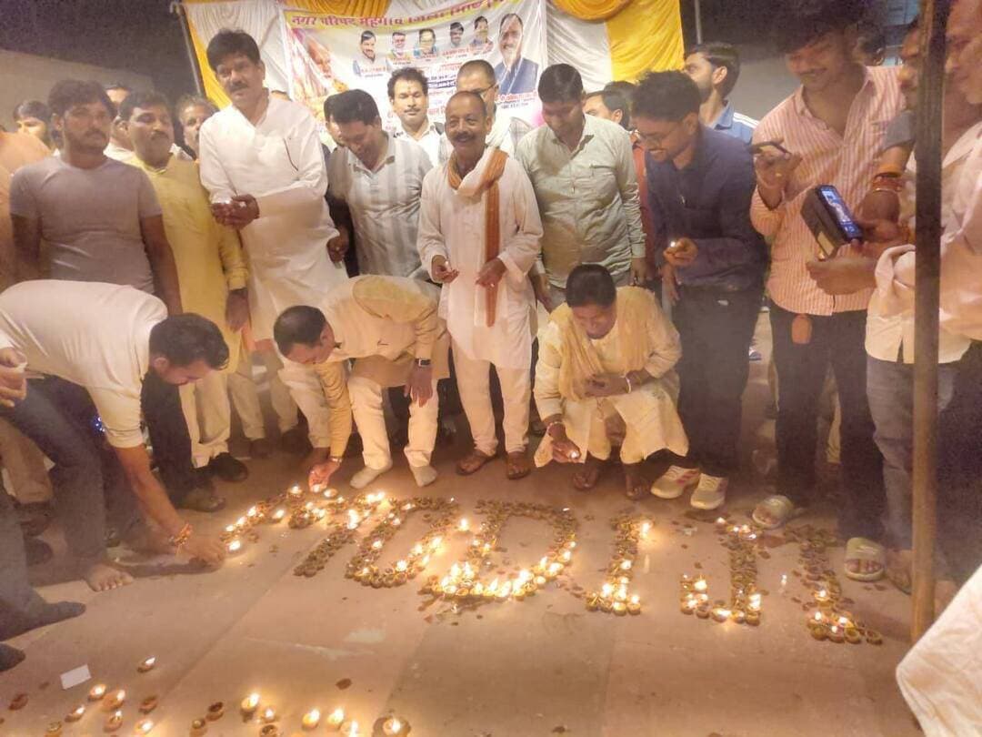 जिले में हर्षोल्लास से जलाया गया आशीर्वाद का दीया
सेवा संकल्प अभियान अंतर्गत विभिन्न क्षेत्रों में हुआ आयोजन
सांसद श्रीमती संध्या राय के मुख्य आतिथ्य में गौरी तट पर हुआ कार्यकम
मंत्री श्री राकेश शुक्ला के मुख्य आतिथ्य में मेहगांव में आयोजन
सेवा संकल्प अभियान अंतर्गत जिले के विभिन्न क्षेत्रों में आशीर्वाद का दीया प्रज्ज्वलित किया गया। सांसद श्रीमती संध्या राय के मुख्य आतिथ्य में और विधायक श्री नरेंद्र कुशवाह की उपस्थिति में गौरी सरोवर के तट पर आशीर्वाद का दीया प्रज्ज्वलित कर प्रधानमंत्री श्री नरेंद्र मोदी की दीर्घायु की कामना की गई। कार्यक्रम में सचिव, औद्योगिक नीति एवं निवेश प्रोत्साहन विभाग श्री जॉन किंग्सली एआर नोडल अधिकारी के रूप में उपस्थित थे। कार्यक्रम में बड़ी संख्या में जनप्रतिनिधि, आंगनवाड़ी कार्यकर्ता, शिक्षक, विद्यार्थी, जन अभियान परिषद और अन्य समाजसेवी संस्थाओं के प्रतिनिधि तथा नागरिकों ने सहभागिता की।
सांसद श्रीमती संध्या राय ने कहा कि प्रधानमंत्री श्री नरेंद्र मोदी ने गत 25 वर्षों की जनयात्रा के दौरान सेवा, संकल्प और समर्पण के भाव से देश सेवा की है और हर वर्ग- मातृ शक्ति, युवा, किसान और गरीब, सभी के लिए कल्याणकारी योजनाएं बनाई है और देश का गौरव बढ़ाया है। उनकी इस देशसेवा की भावना को नमन करने और जन्मदिन की शुभकामनाएं देने सभी नागरिकों ने मिलकर आशीर्वाद का दीया जलाया है।
मेहगांव में नवीन एवं नवकरणीय ऊर्जा मंत्री श्री राकेश शुक्ला के मुख्य आतिथ्य में आशीर्वाद का दीया प्रज्ज्वलित करने का कार्यक्रम रामलीला मैदान में संपन्न हुआ। लहार में भी शासकीय संस्थाओं में तथा योजनाओं के हितग्राहियों द्वारा अपने निवास पर आशीर्वाद का दीया हर्षोल्लास से प्रज्ज्वलित किया गया। जिले के सभी नगरीय निकायों और पंचायतों में आशीर्वाद का दीया प्रज्ज्वलित किया गया।
इसके साथ ही जिले के प्रसिद्ध धार्मिक स्थल दंदरौआ धाम मेहगांव तथा रावतपुरा धाम लहार में भी जनभागीदारी से आशीर्वाद का दीया प्रज्ज्वलित किये गये।
#CMMadhyaPradesh
#JansamparkMP
#सेवा_संकल्प_अभियान
#SevaSankalpAbhiyan
#AshirwadKaDiya
#आशीर्वाद_का_दीया
#भिण्ड
#Bhind